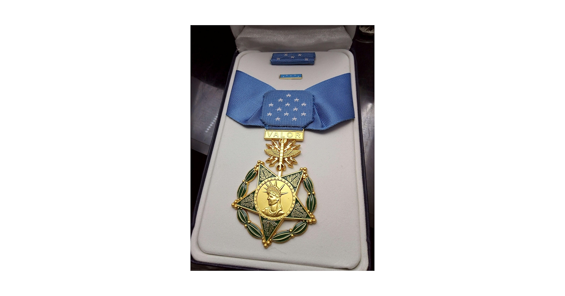 Amazon.co.jp: 米軍 空軍 名誉勲章 ケース・リボンバー・ラペルピン付