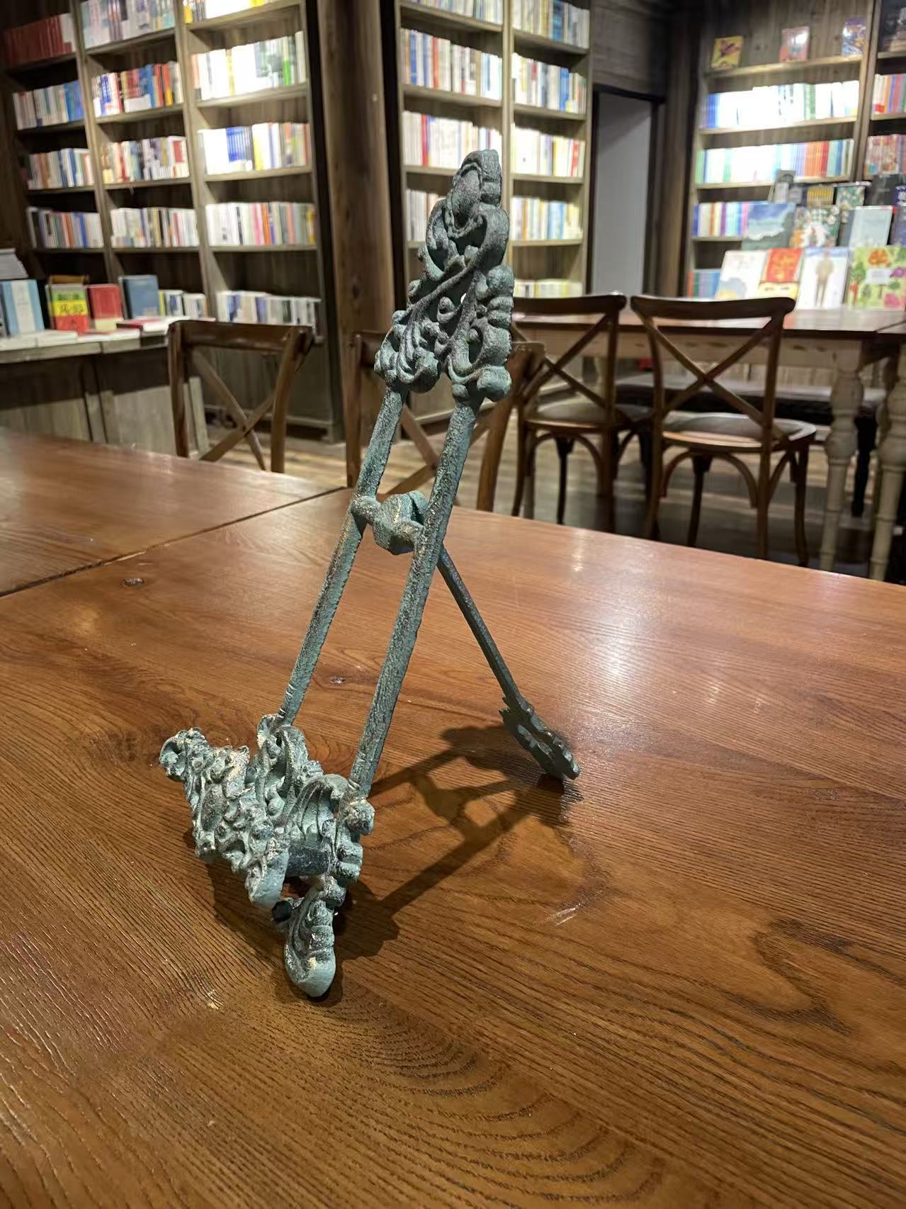 アンティーク調メタルスタンド　シェルフ　オーバル型　置物 Amazon.com: handchic Decorative Metal Easel Stand, Vintage