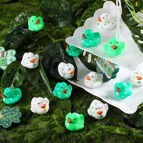 Miniatura 8 de Jerify 100 patos de goma para el día de San Patricio de 2 pulgadas, juguetes de baño, decoraciones de fiesta del día de San Patricio, patos de goma