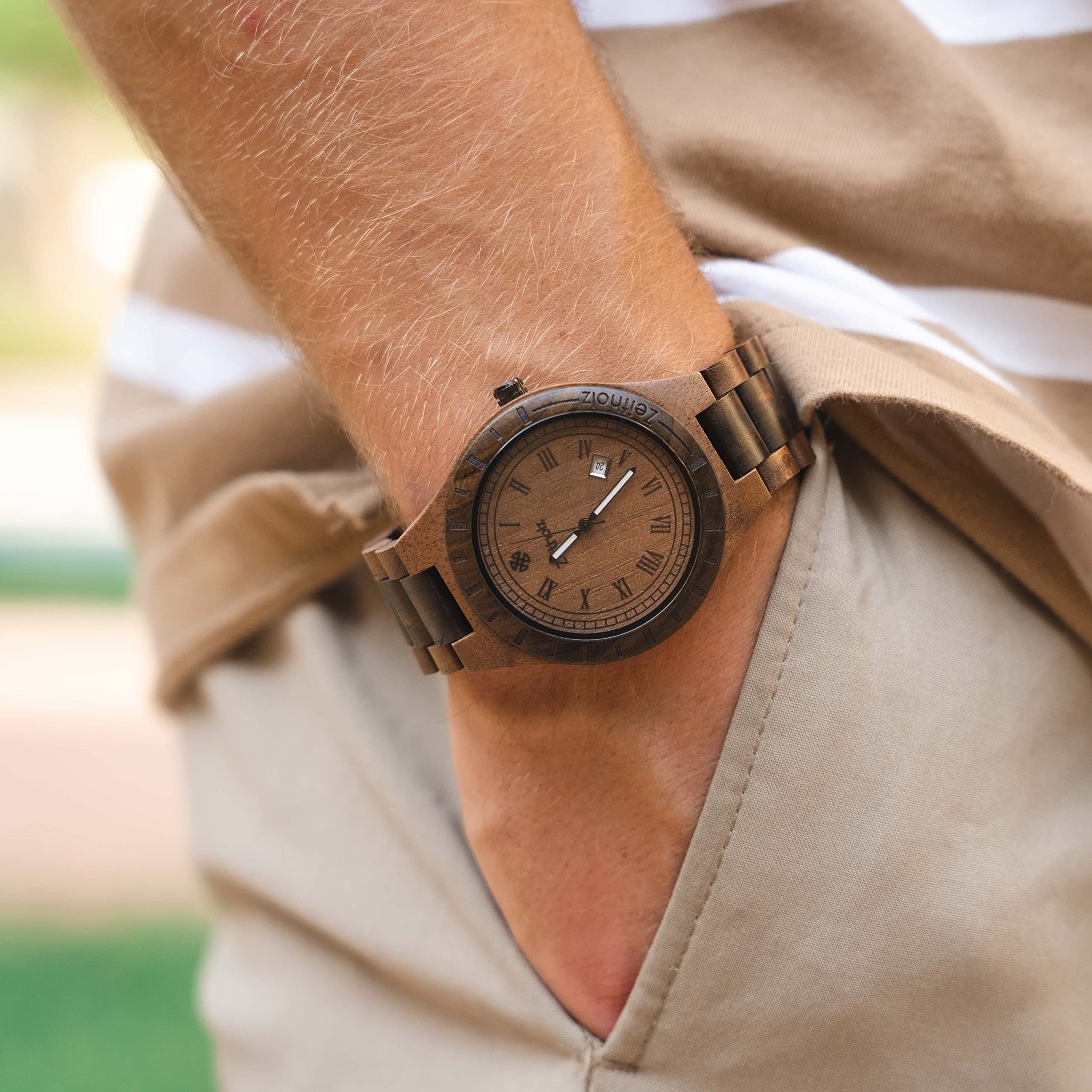 Orologio in Legno da Uomo, Modello Zittau: Fatto a mano in noce e sandalo naturale 100% con movimento al quarzo, lancette luminose e calendario mensile. (Noce)