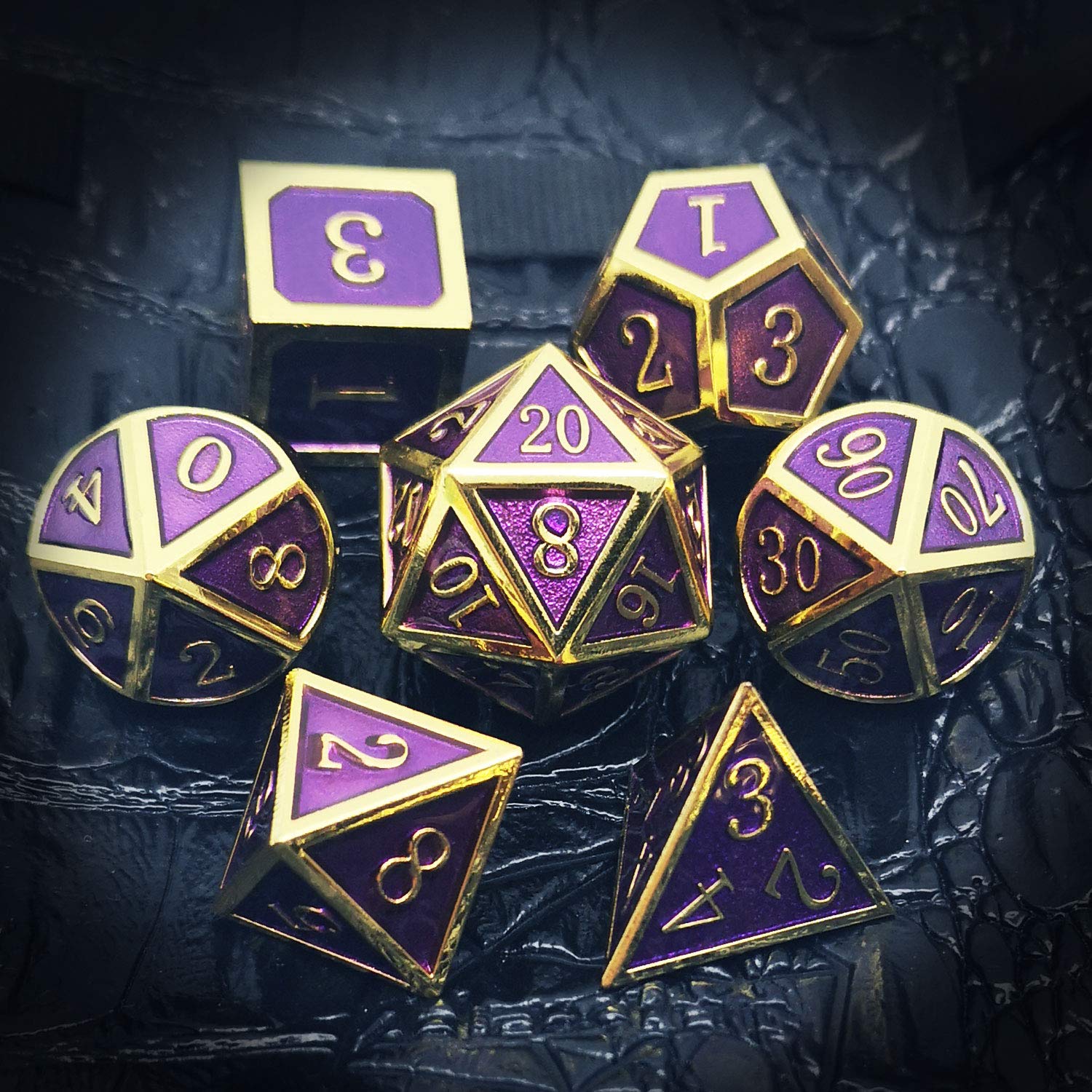 Haxtec Jeu de dés DND en métal doré et violet émaillé avec sac à dés en cuir, compatible avec les joueurs de Donjons et Dragons, cadeau pour les amateurs de DND, joueurs de TTRPG, DM Masters