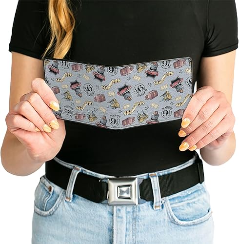 Vista 6 de Buckle-Down Billetera plegable para hombre Harry Potter, 4.0" x 3.5", Harry Potter Hogwarts Express iconos collage azul cielo