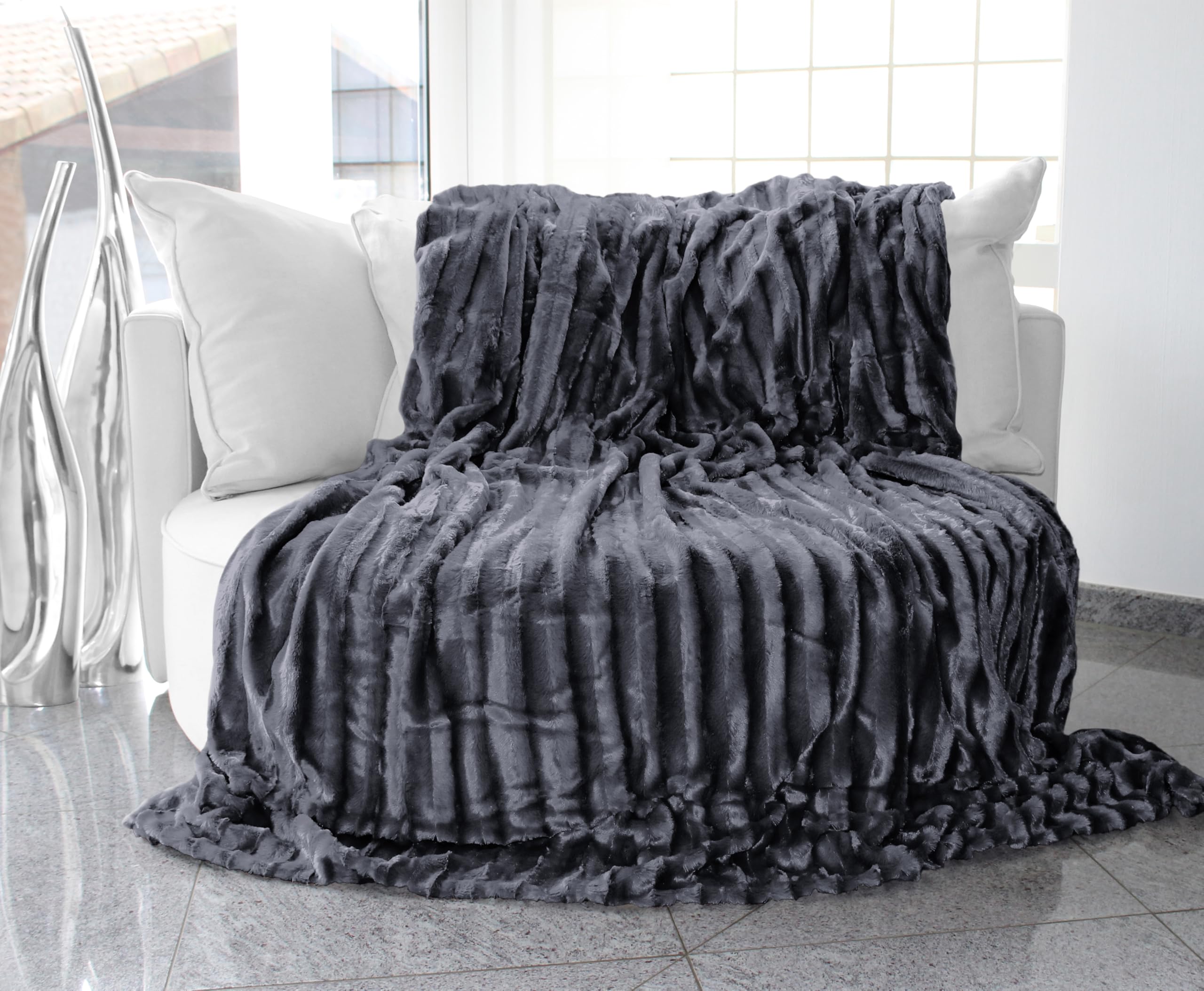 Brandsseller Kuscheldecke Fellimitat doppelseitig XXL 220x240 cm – Flauschige Kunstfelldecke Sofa & Bett, warme Luxus Wohndecke, weich & gemütlich - 100% Polyester, waschbar – Anthrazit