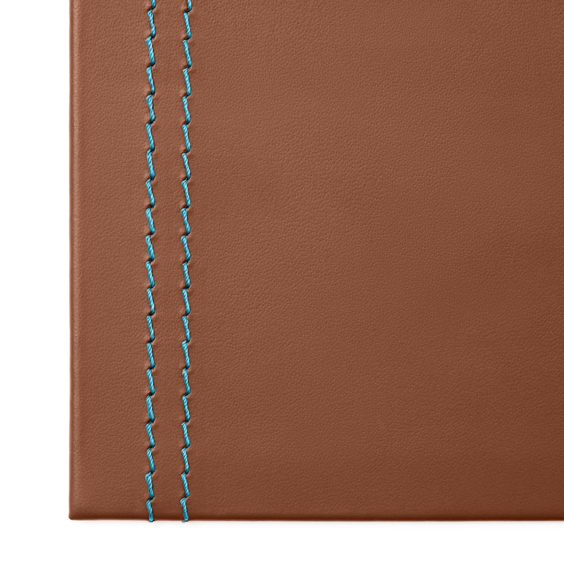 Eglooh - Clio Deluxe - Sottomano Scrivania Ufficio in Cuoio Marrone Naturale cm 70x50 - Resistente Struttura in Acciaio, Eleganti Cuciture Blu in Contrasto e Fondo Antiscivolo - Made in Italy