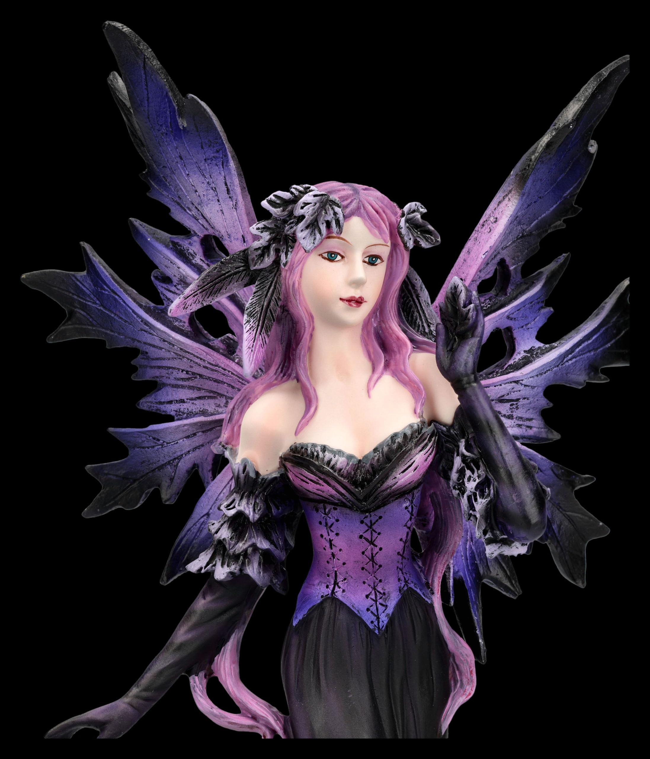 Figuren Shop GmbH Feenfigur – Schattenelfe Elvyra – handbemalte Fantasy-Deko (26 cm) – Tales of Aurelion Collection – Fantasievolle Geschenkidee für Elfen- & Feenfans