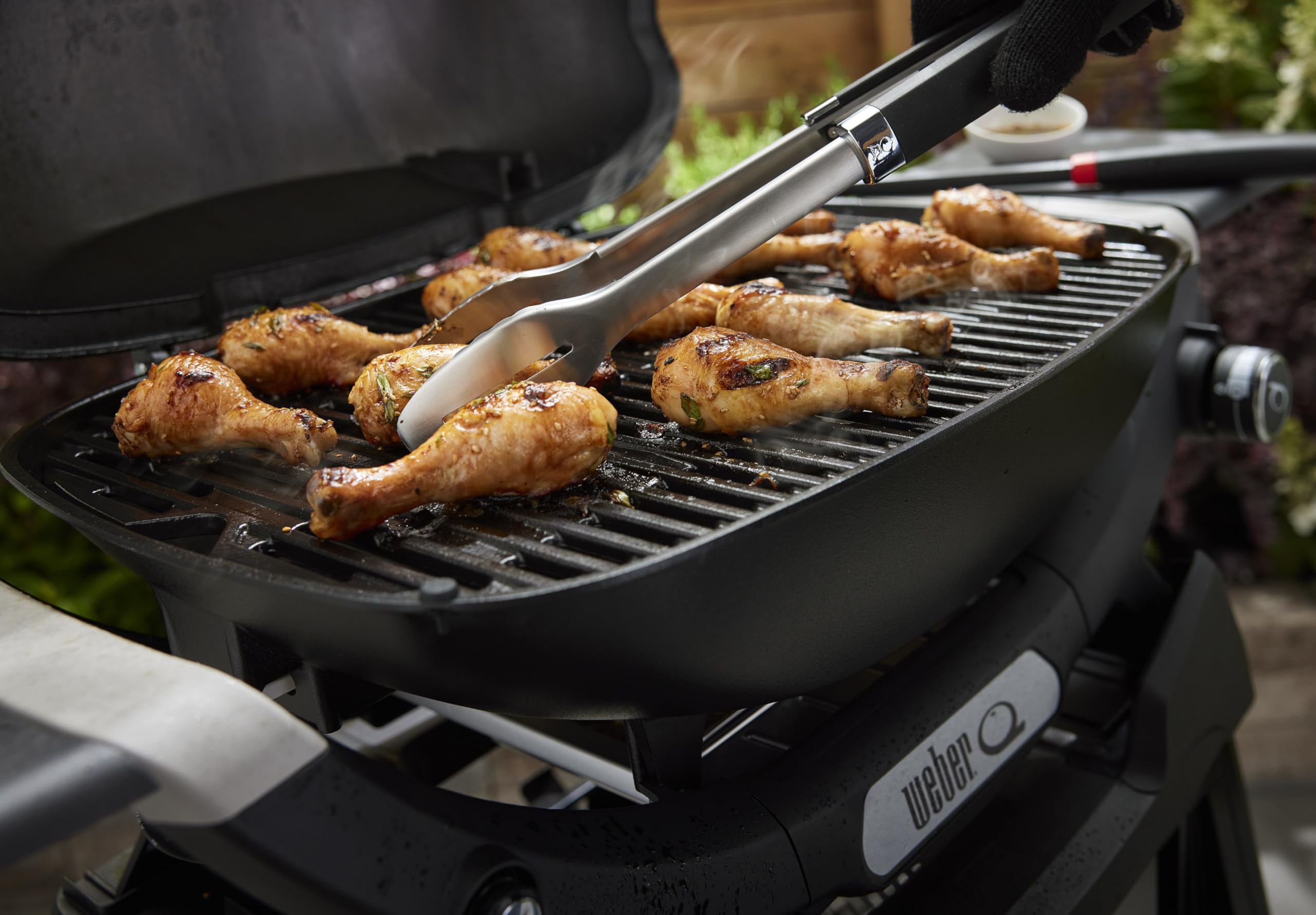 Weber Q 2200N barbecue à gaz avec tablettes latérales et support compact/grill pour terrasses et balcons, avec brûleurs haute performance, grilles en fonte émaillée, noir minuit