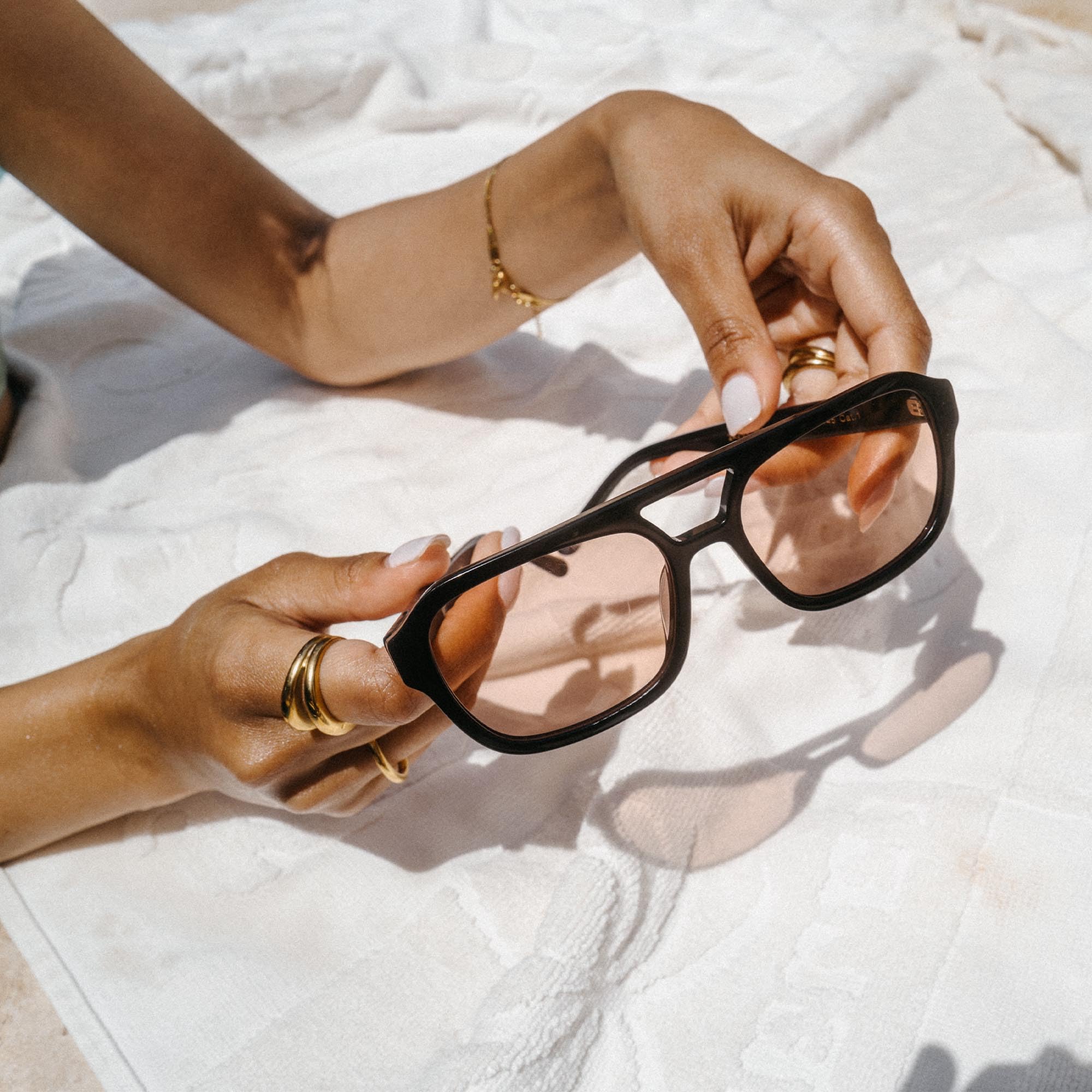 Purelei Sonnenbrille, Modische Sonnenbrille in Schwarz/Gold, UV400 Schutz, Oval/Eckige Form, Acetat/Metall Gestell, Inklusive Etui, Geschenk für Frauen