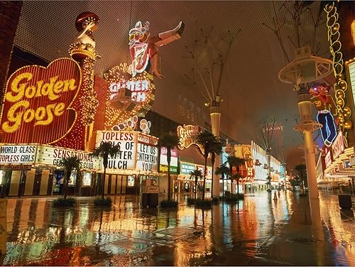 Miniatura 2 de AllPosters Lienzo estirado Reflexiones nocturnas en la calle húmeda de letreros de neón a lo largo de la calle Fremont en Las Vegas, Nevada, EE.