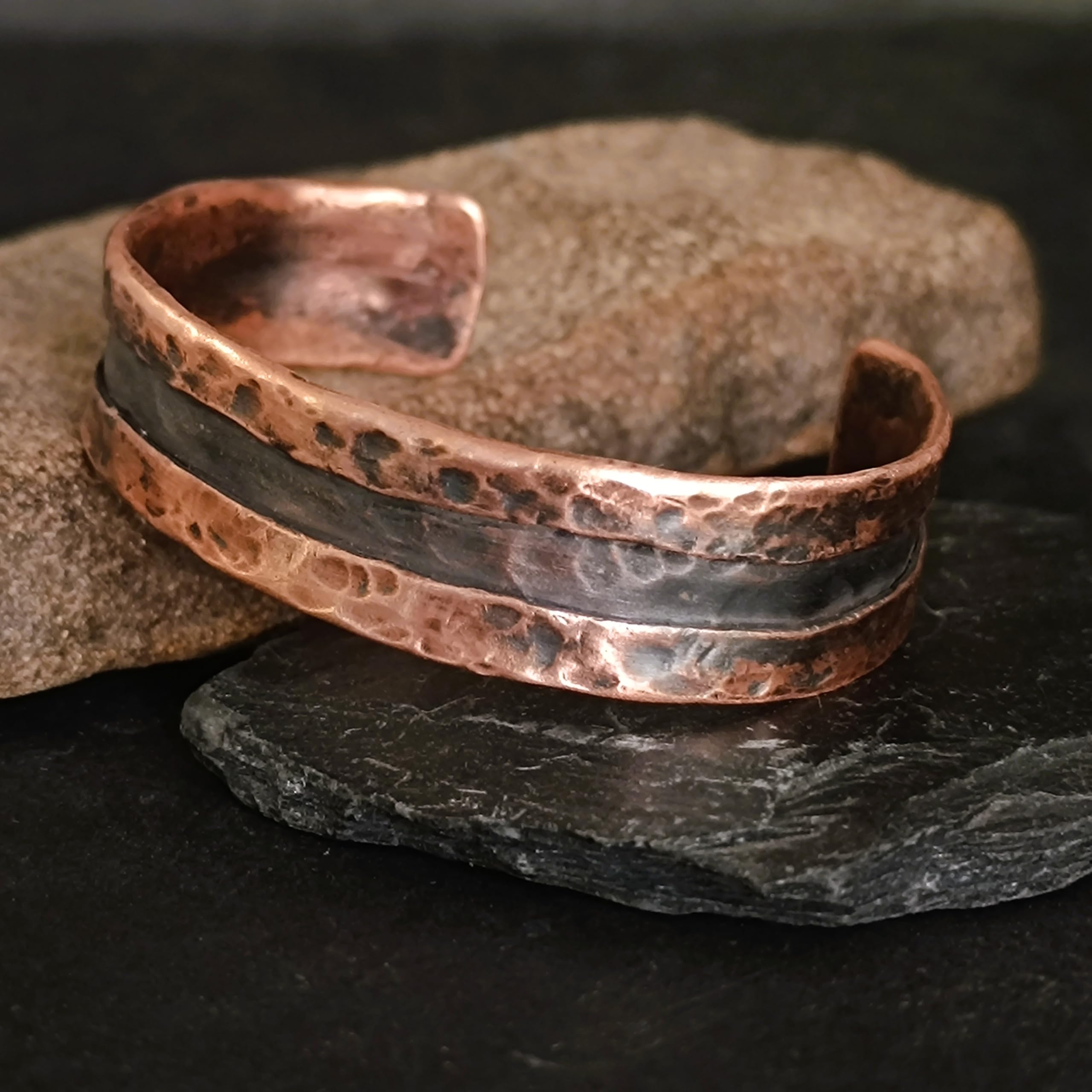 Generisch Armband aus gehämmertem Kupfer, rustikaler Wikinger-Stil, Armband aus reinem Kupfer, offener Armreif, Geschenk zum 7. Jahrestag, Therapie bei Arthritis