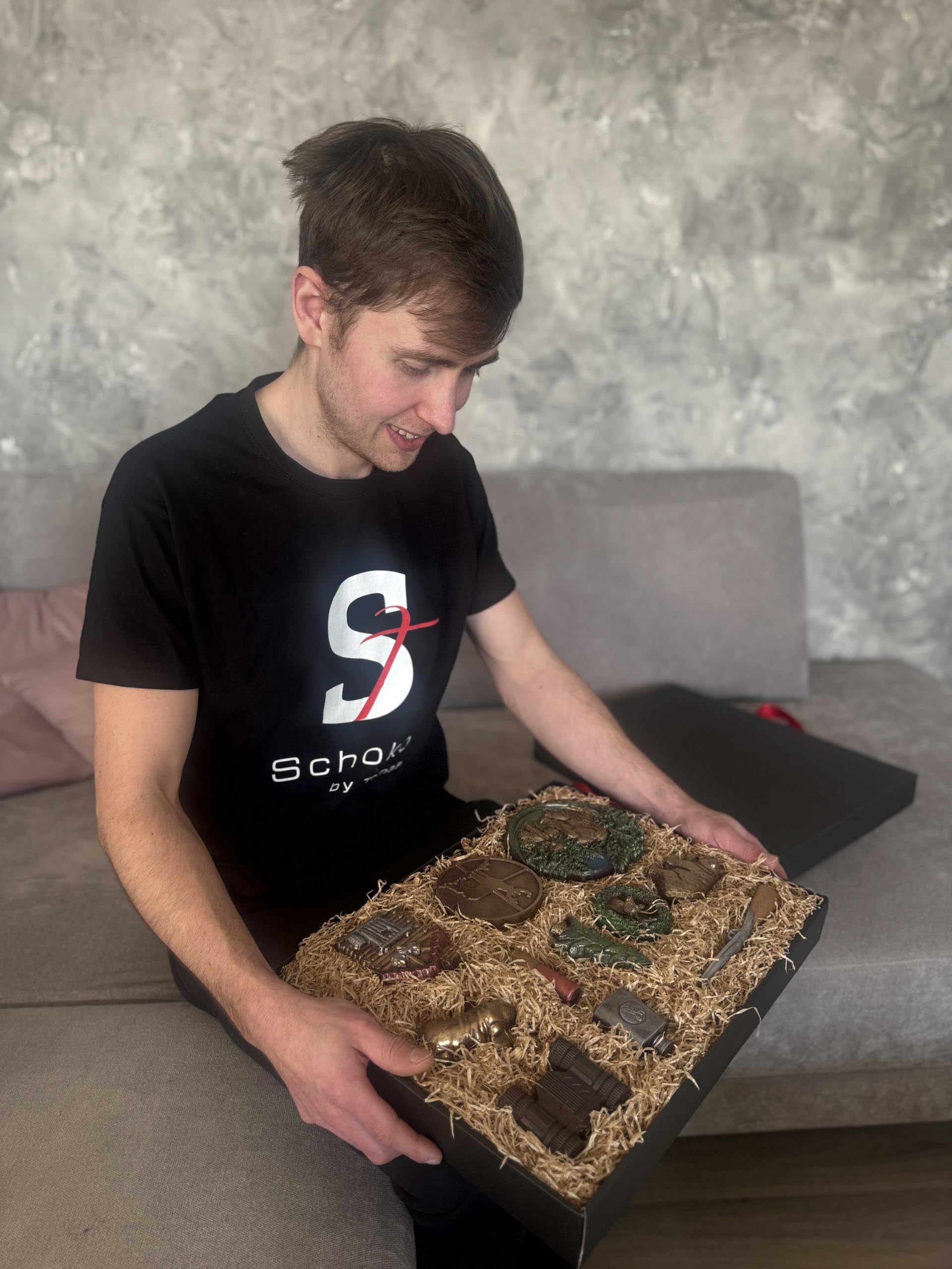 Luxus Schokolade Geschenk für Jäger - Exklusives Jagd Geschenkset in edler schwarzer Box mit roter Schleife - Handgemachte Zartbitterschokolade 60% Kakao - Jagd Deko & Präsent für Männer & Opa