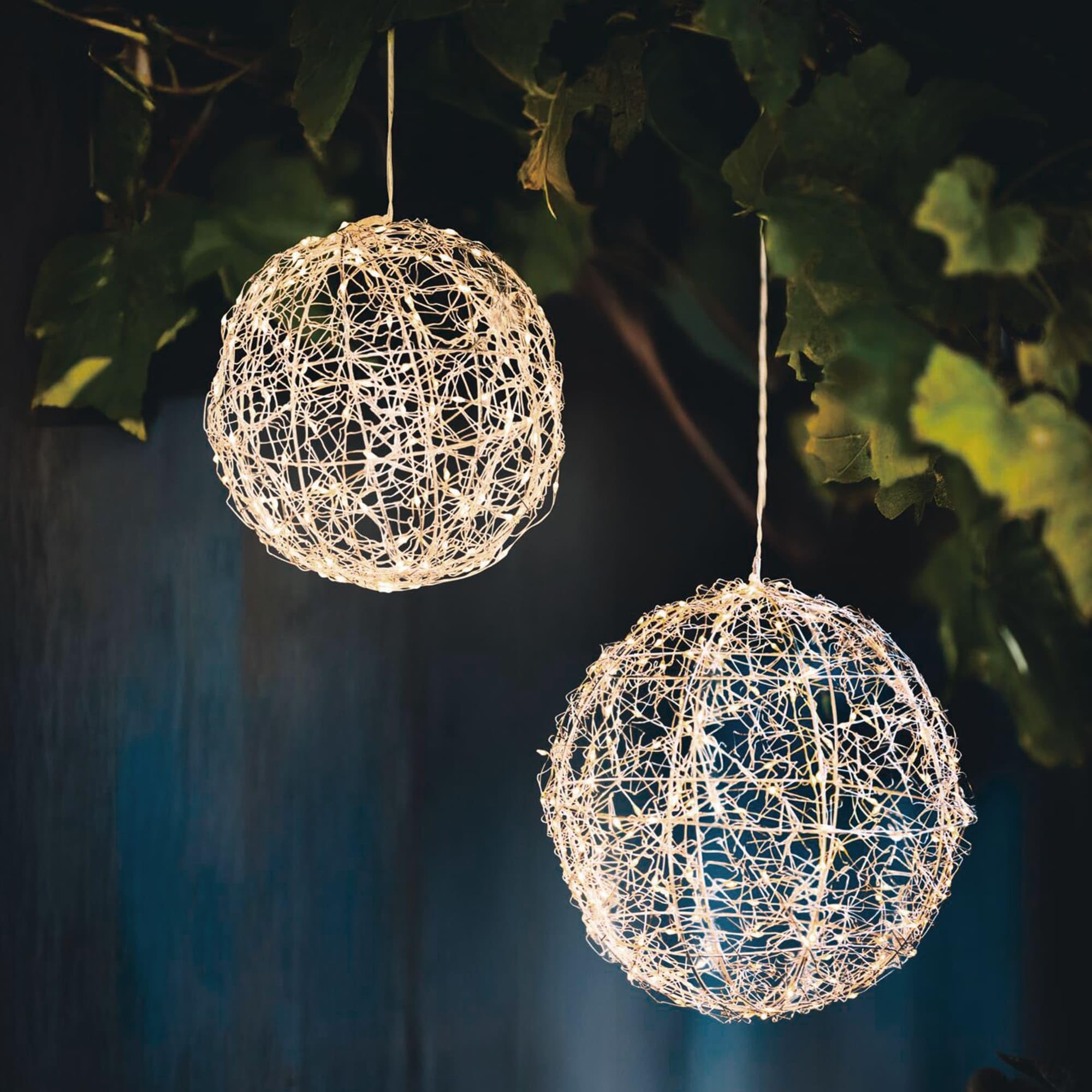 Boules LED Glow en métal argenté pour illuminer votre jardin en hiver