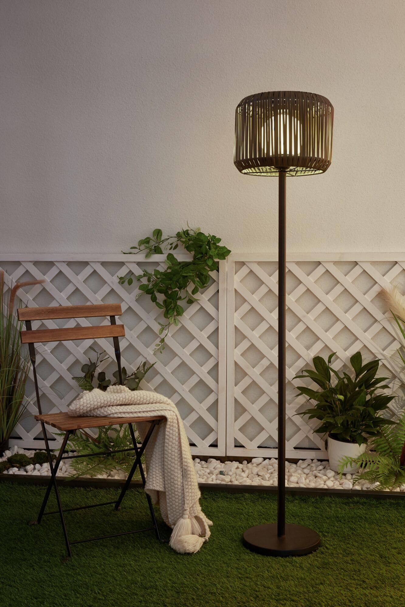 Paulmann Pauleen 48179 Sunshine Elegance Solar-Stehleuchte für Balkon oder Garten Schwarz, Grau Außenbeleuchtung Kunststoff, Rattan, Metall Solar 3000K