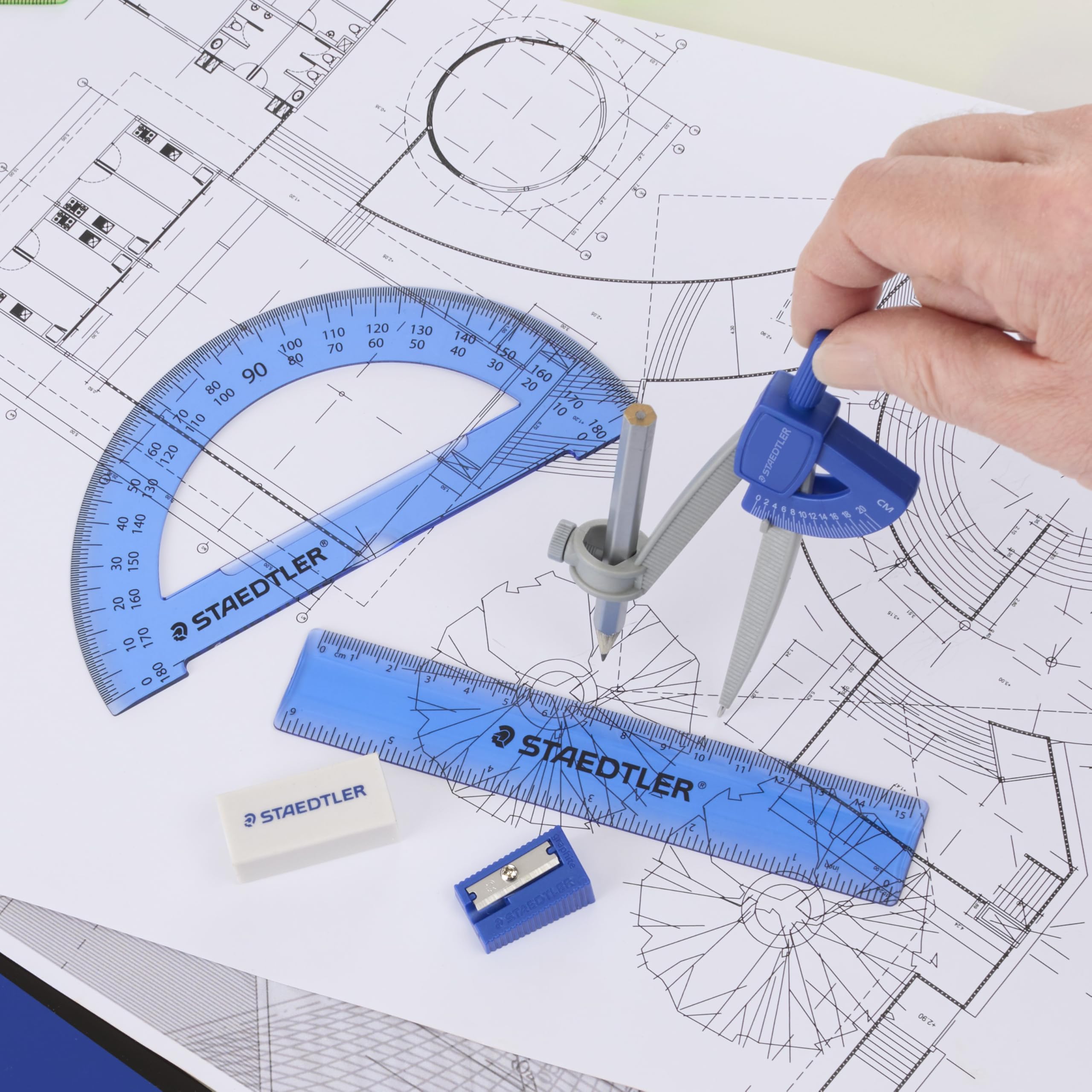 STAEDTLER Mathematik-Set für Schüler, mit 6-teiligem Kompass, 15,2 cm Lineal, 180°-Winkelmesser, Bleistift, Radiergummi und Spitzer in Aufbewahrungstasche mit Reißverschluss