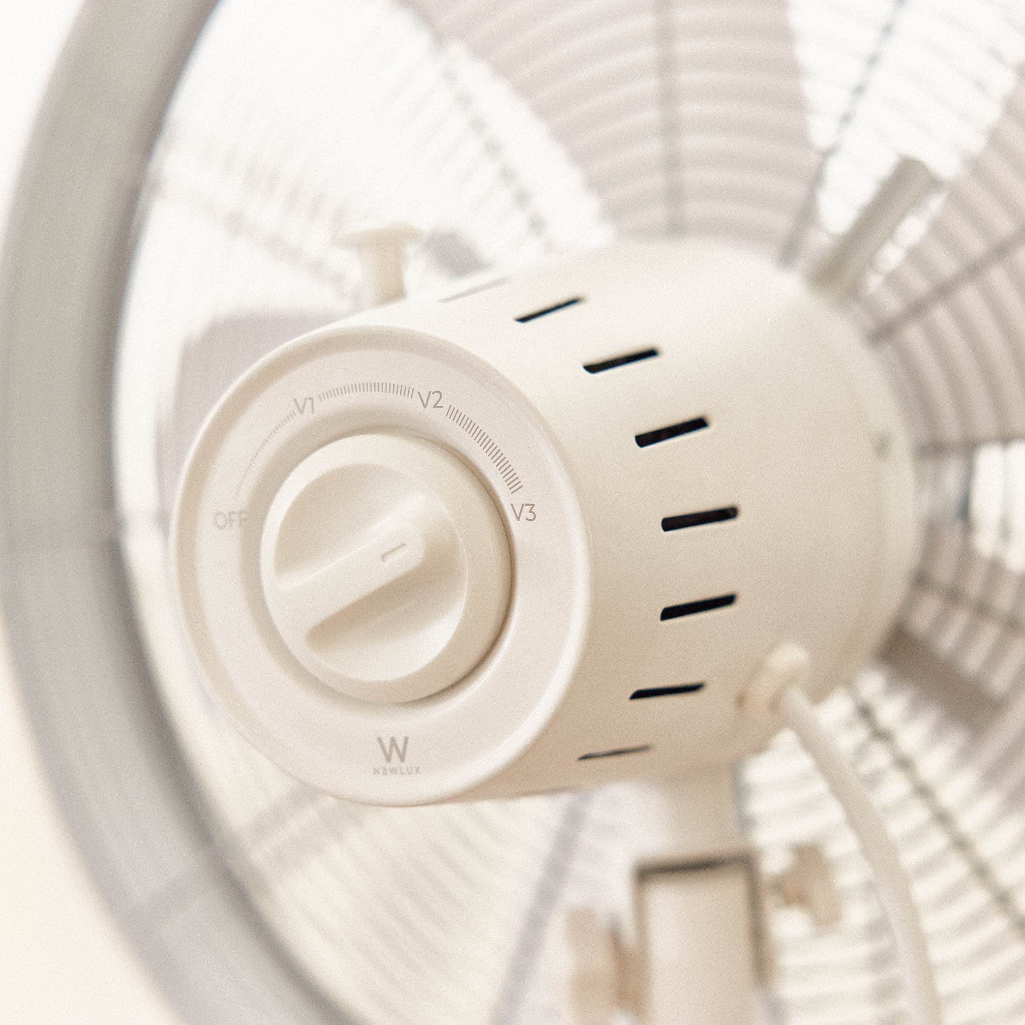 Newlux - Standventilator W1250 Smart mit 5 Flügeln mit Ø 40 cm, 3 Geschwindigkeiten und Kupfermotor, Standventilator mit 90-Grad-Oszillation, Neigung 80 Grad und Höhe verstellbar bis 125 cm (weiß)