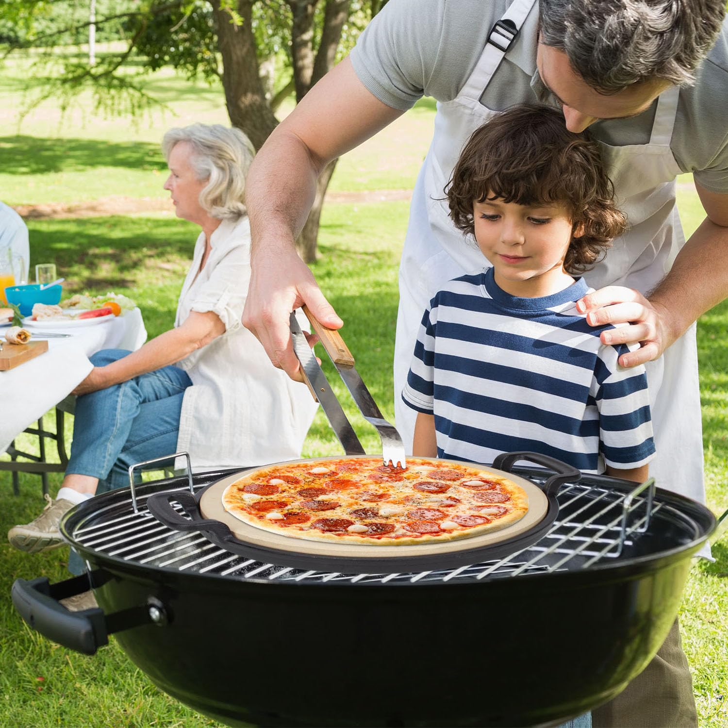 Pizzastein mit Gusseisen Griffhalterung für Weber Gourmet BBQ System, Enders Gasgrill, Backofen Grill, Gasgrill & Holzkohlegrill, Herausnehmbarer Pizzastein 31.5 cm