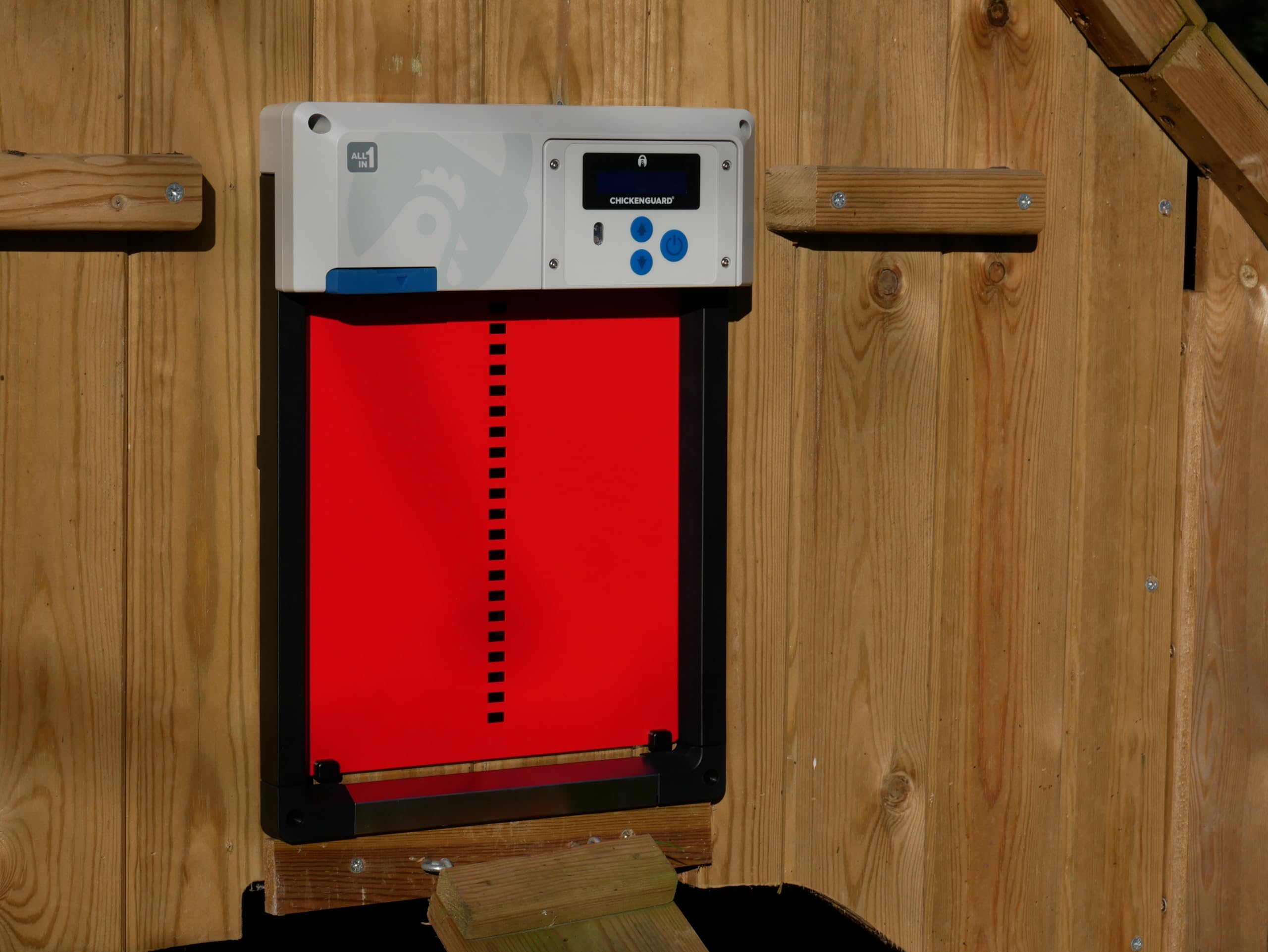 Hühnerklappe Automatisch ChickenGuard All-in-One, Hühnerstalltürfarben in Vier Farben, Timer/Lichtsensor, Auto-Stop, Raubtiersicher, Wintermodus-Power-Boost, Batterien Enthalten (Rot + Batterien)