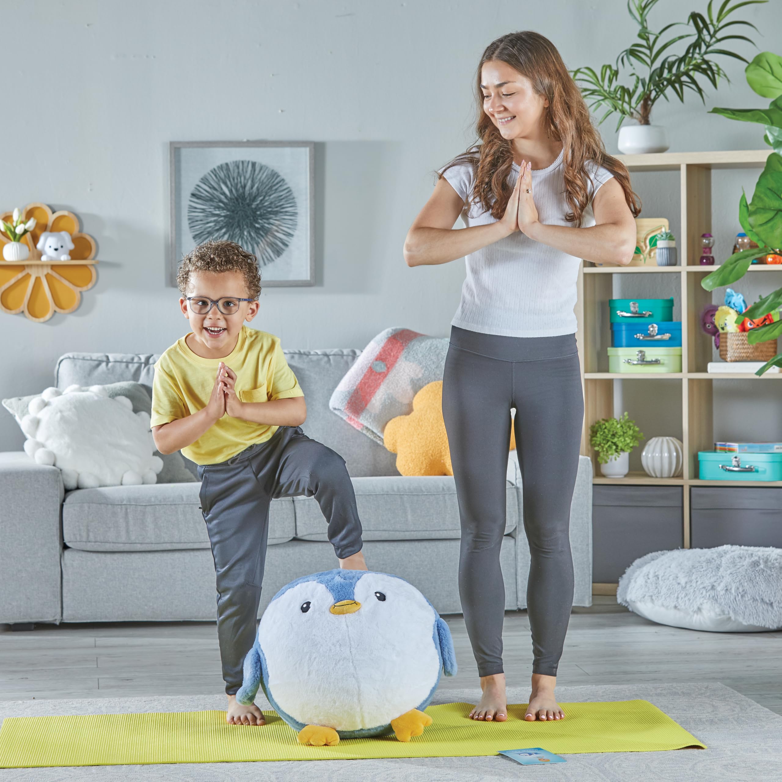 Learning Resources Yoga Ball Buddy con BubblePlush Pinguino, Palla Yoga per Bambini dai 3 Anni, Gioco Yoga per Equilibrio e Movimento, con 12 Carte Yoga e Pompa Inclusa