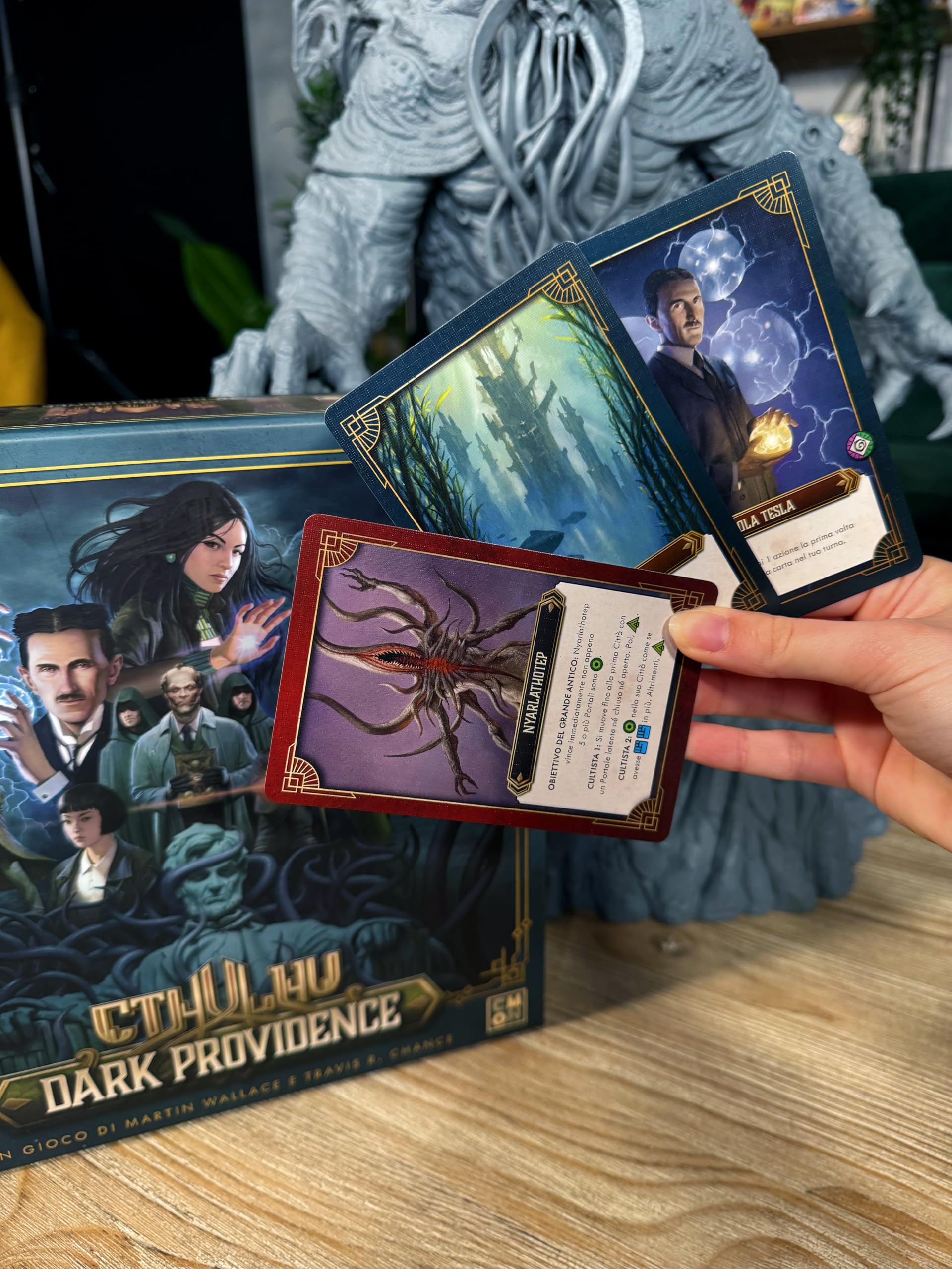 Asmodee – Cthulhu: Dark Providence – Revela la Oscura conspiración Entre Estrategia y Misterio – Juego de Mesa competitivo de Cartas y Control – 1-4 Jugadores – 14+ años – Edición en Italiano