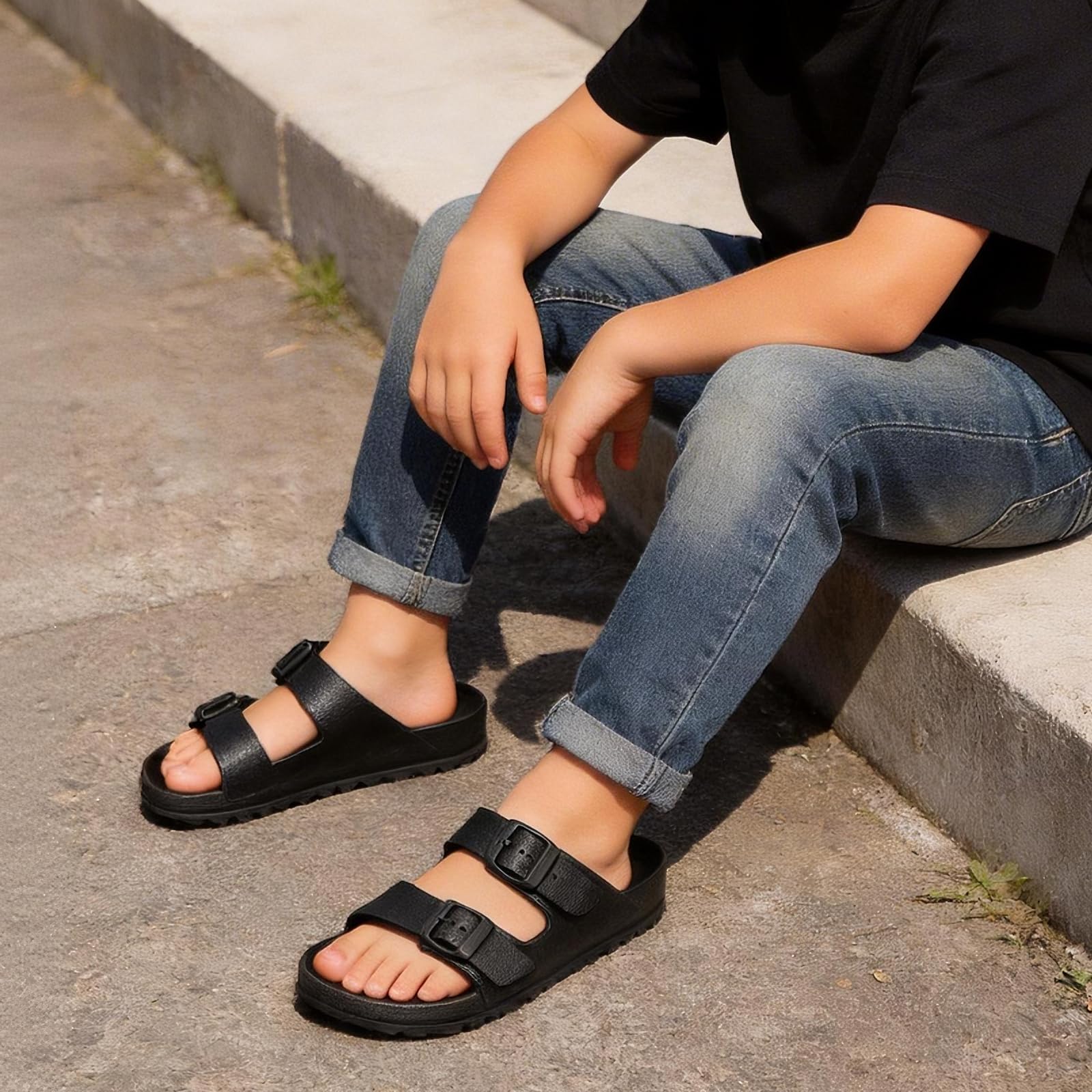 Kinder Pantoletten Sandalen EVA, Bequeme Weiche Schlappen für Jungen Mädchen, Sommer Clogs Mules Slides mit Einstellbarer Schnalle, Rutschfeste Flache Hausschuhe, Cozy Badelatschen