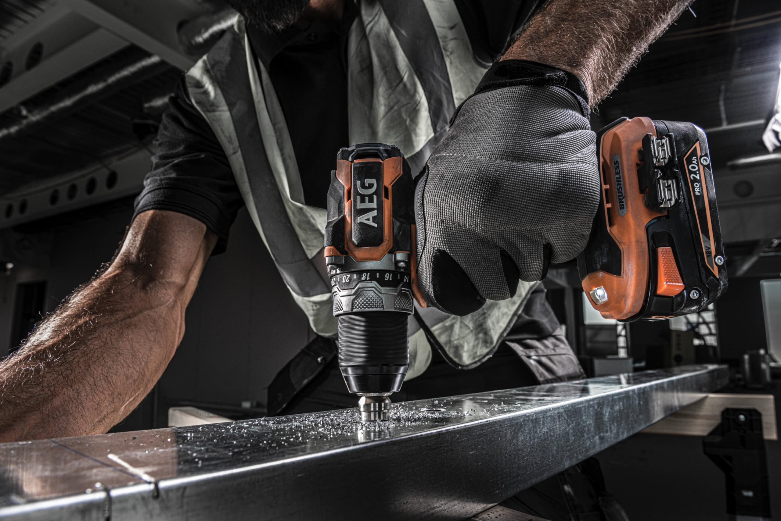 AEG - Trapano avvitatore SUBCOMPACT 18 Volt BRUSHLESS, 65 Nm, consegnato in valigetta con 2 batterie da 2,0 Ah e caricatore - BS18SBL-202C