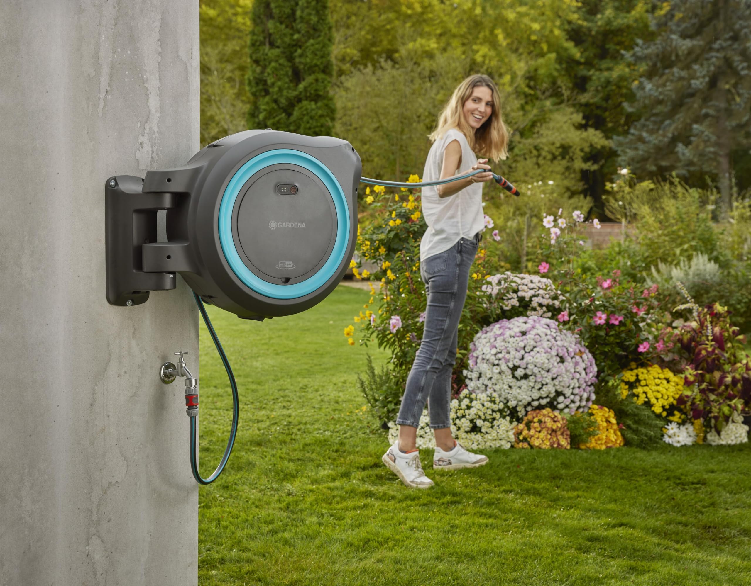 Gardena Dévidoir mural PowerRoll XL Ready-to-use-Set: Dévidoir automatique avec 40 m de tuyau d'arrosage, guide-tuyau et technologie RollControll, kit complet avec batterie (18645-20)