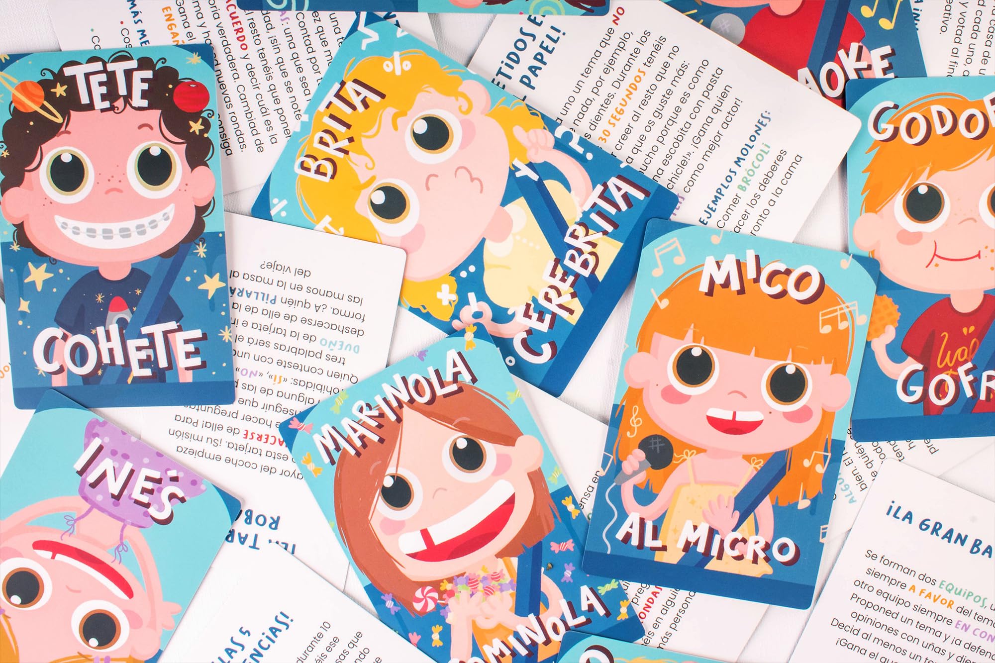 Juegos de Mesa para niños/as ¿CUÁNTO Queda? | El Juego de Cartas para los Viajes | Regalo niña 10 años | Una Idea de Hellofun! | 2 Jugadores | Duración: 5 min- hasta Llegar a Destino | +5