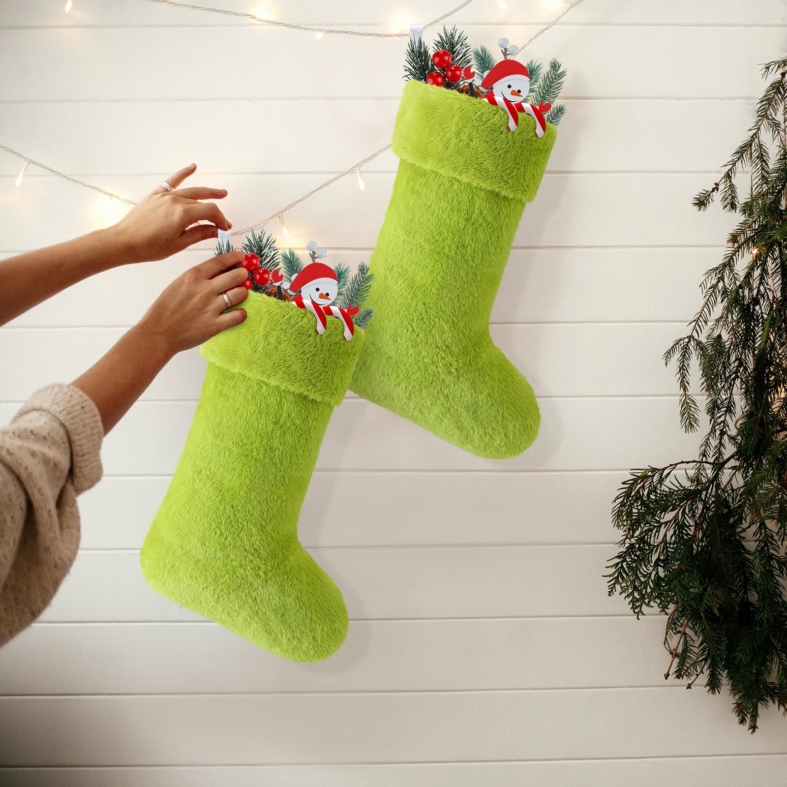 JOVITEC 2 Stück 50,8 cm Kunstfell, Weihnachtsstrümpfe, schneebedeckte Strümpfe, Weihnachtsstrümpfe, Kamin, hängende Strumpf für Urlaubsdekoration (grün)
