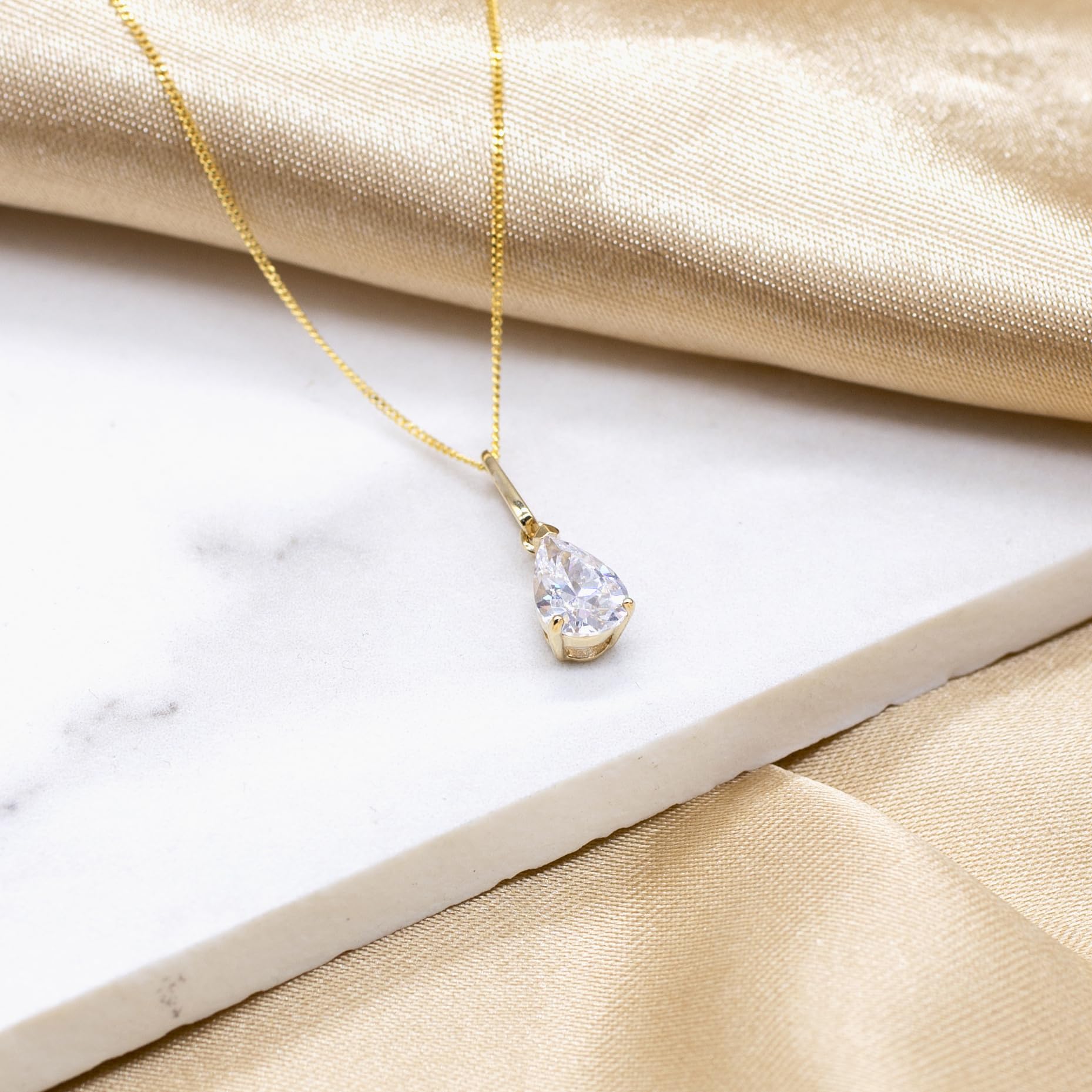 Carissima Gold Collar de mujer con oro amarillo de 9K (375/1000), circonita
