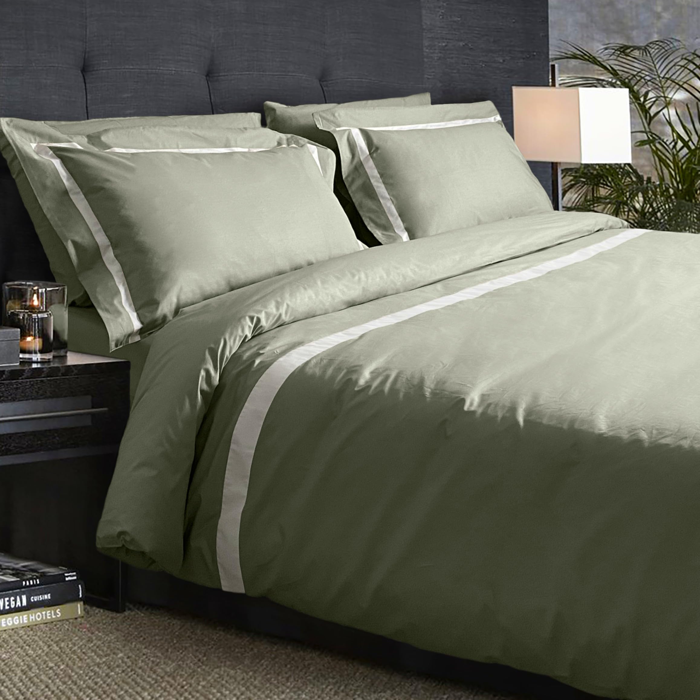 Mahome Completo Copripiumino Matrimoniale Cotone 100% Percalle 300TC – Bordino su balza – Sacco 250x200+40cm, Lenzuolo Sotto 180x200x30cm, 2 federe con volant 50x80cm – Made in Italy (Oliva)