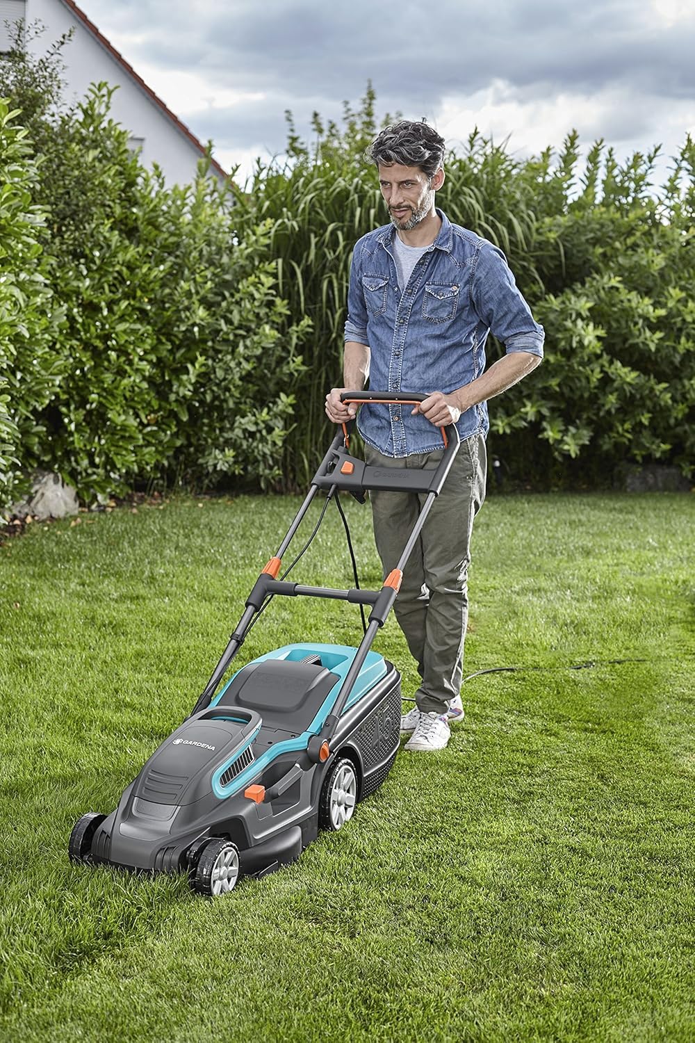 Cortacésped eléctrico PowerMax 1800/42 de GARDENA: segadora hasta 800 m², Ancho de Corte 42 cm, Volumen 45 l, Altura de Corte 20-60 mm, Manillar Plegable, empuñadura ergonómica (5042-20)