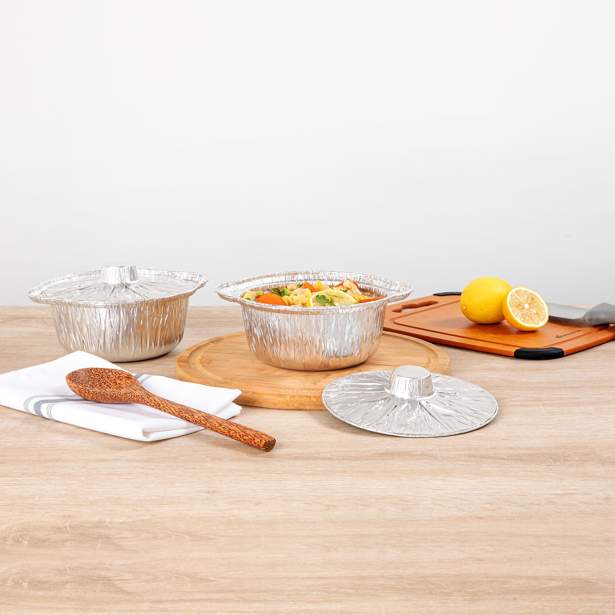 Restaurantware Foil Lux - Sartenes y tapas de 34 onzas, 10 ollas desechables con tapas, listas para horno, compatibles con estufas, bandejas de aluminio para hornear, congelables, para acampar al aire