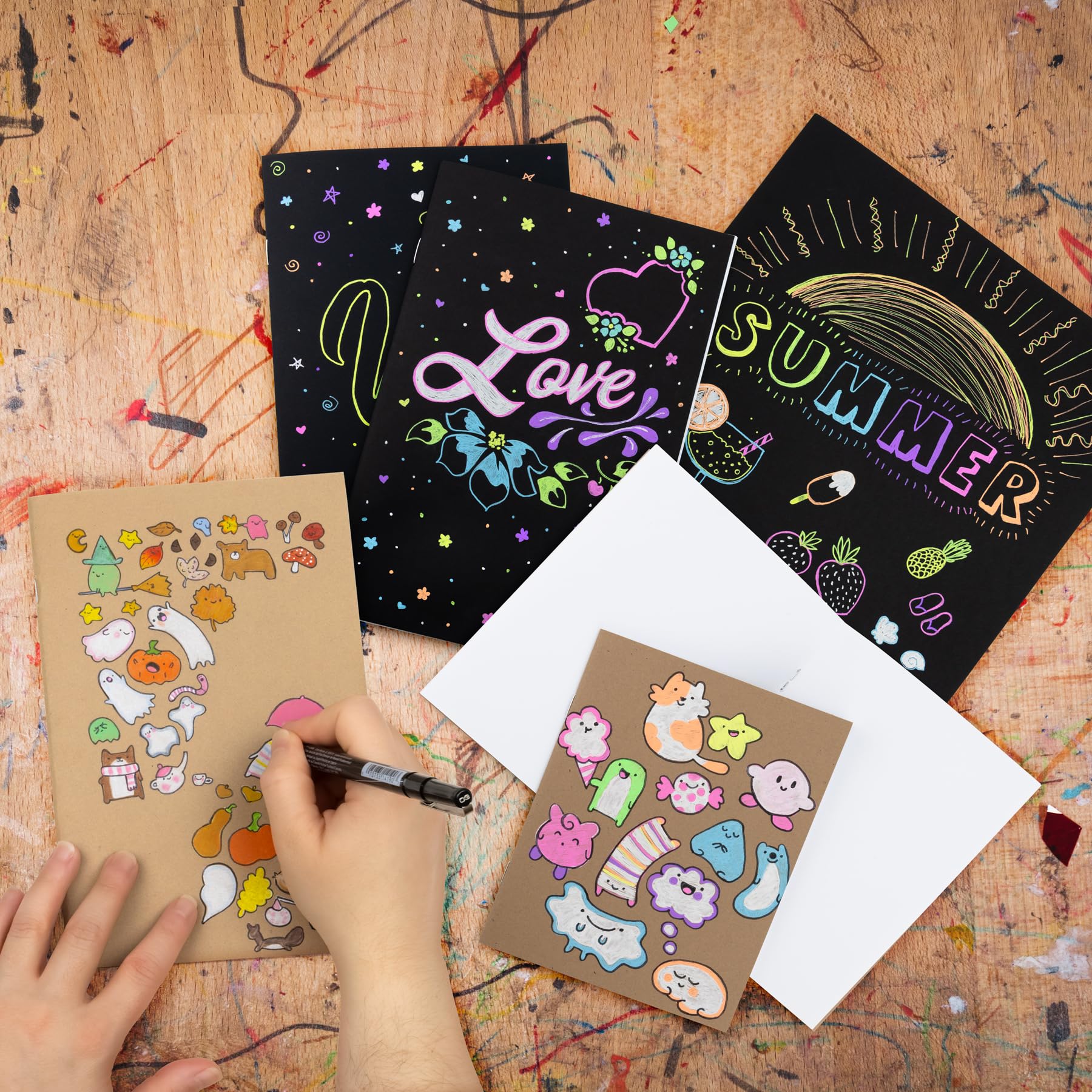 Hygloss Libros de papel kraft en blanco y libros negros, juego de 50 cuadernos sin forro para diario, bocetos, escritura, 32 páginas blancas, 5.5 x 8.5 pulgadas, 25 libros kraft y 25 libros negros