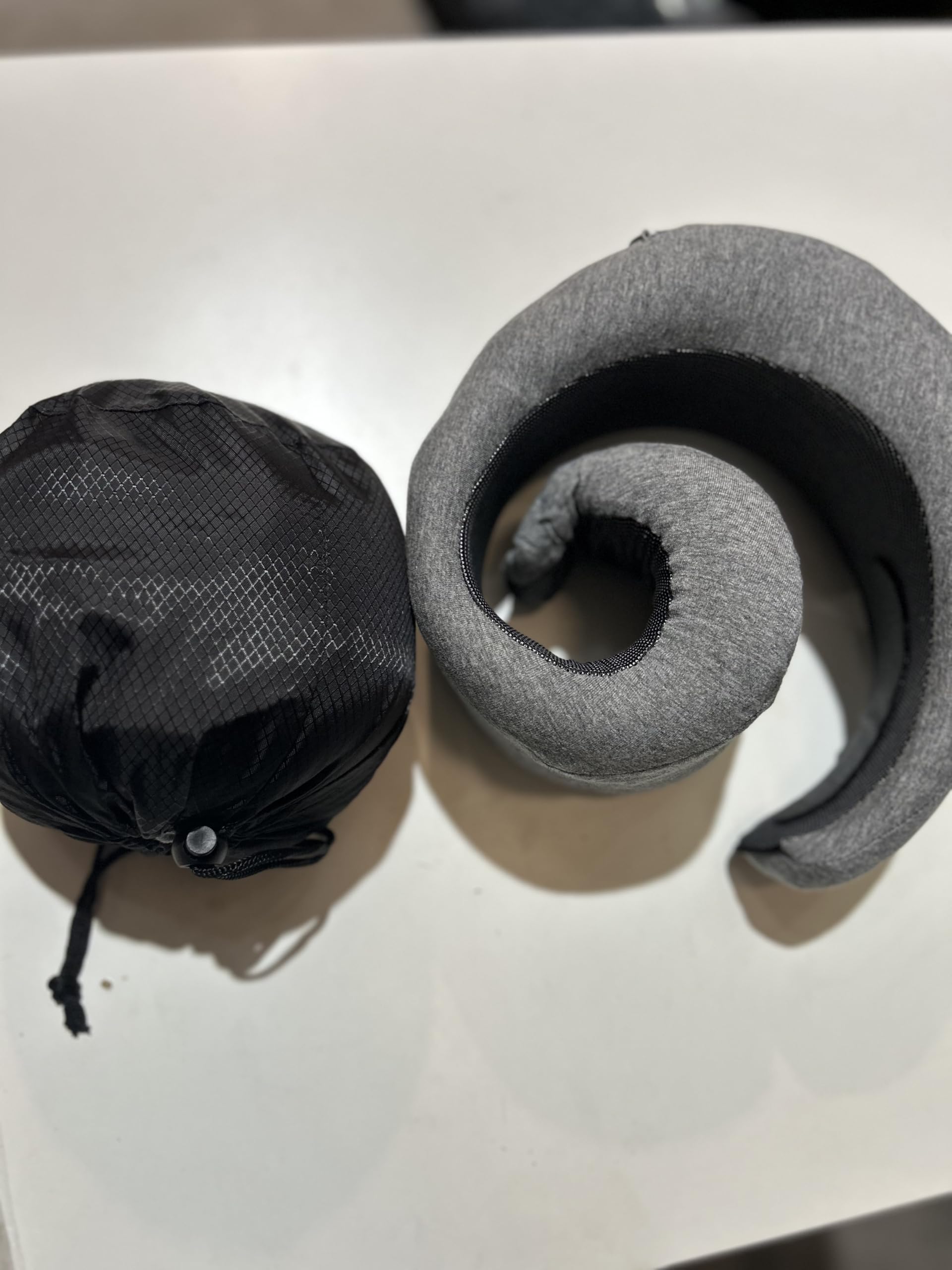 MayMax Almohada de Viaje con Espuma de Memoria - Cojin Cervical ergonomico para Avion, Coche y Tren, Funda Suave Lavable, Soporte Comodo para el Cuello