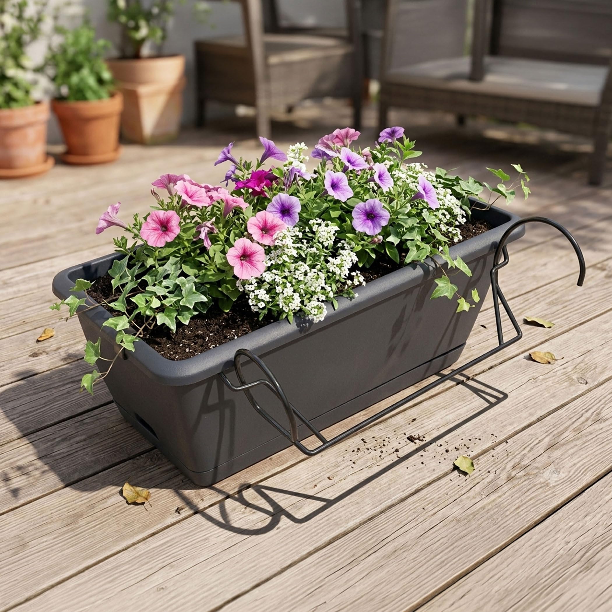 Spetebo Balkon Blumenkasten mit Halterung und Bewässerungssystem - 4 Stück in 40 cm - Kunststoff Geländer Pflanztopf in anthrazit - Blumentopf Pflanzkasten zum Einhängen mit Wasserablauf