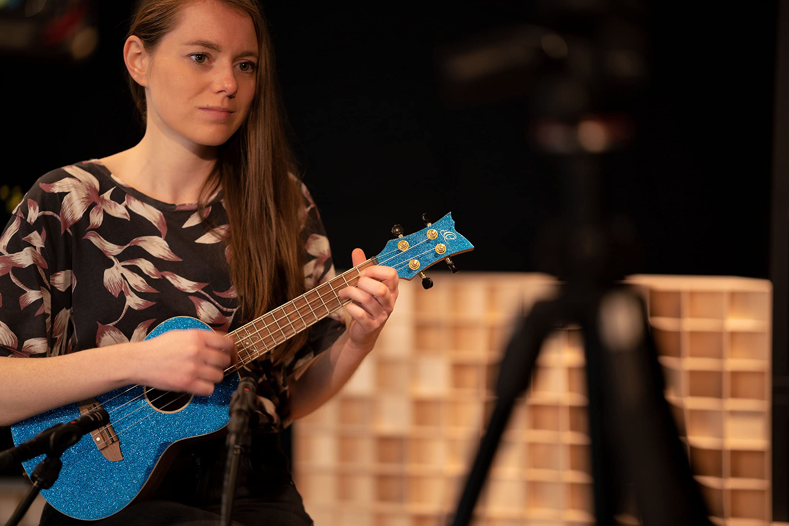 Ortega Guitars Ukulélé Concert Acoustique – Série Element – Housse Incluse – Épicéa, Bleu (RUEL-MBL)