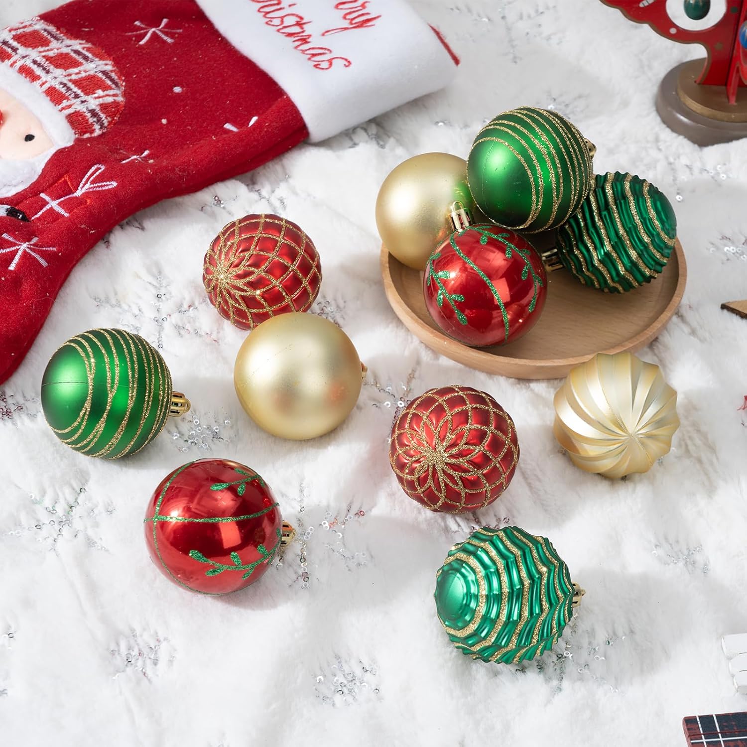 100Pcs Christmas Ball Ornaments Set, Assorted Shatterproof Christmas Ornament, Christmas Tree Theme Hanging Decoration for Xmas Tree/Holiday/Party/Home Decor (Gold & Red & Green)