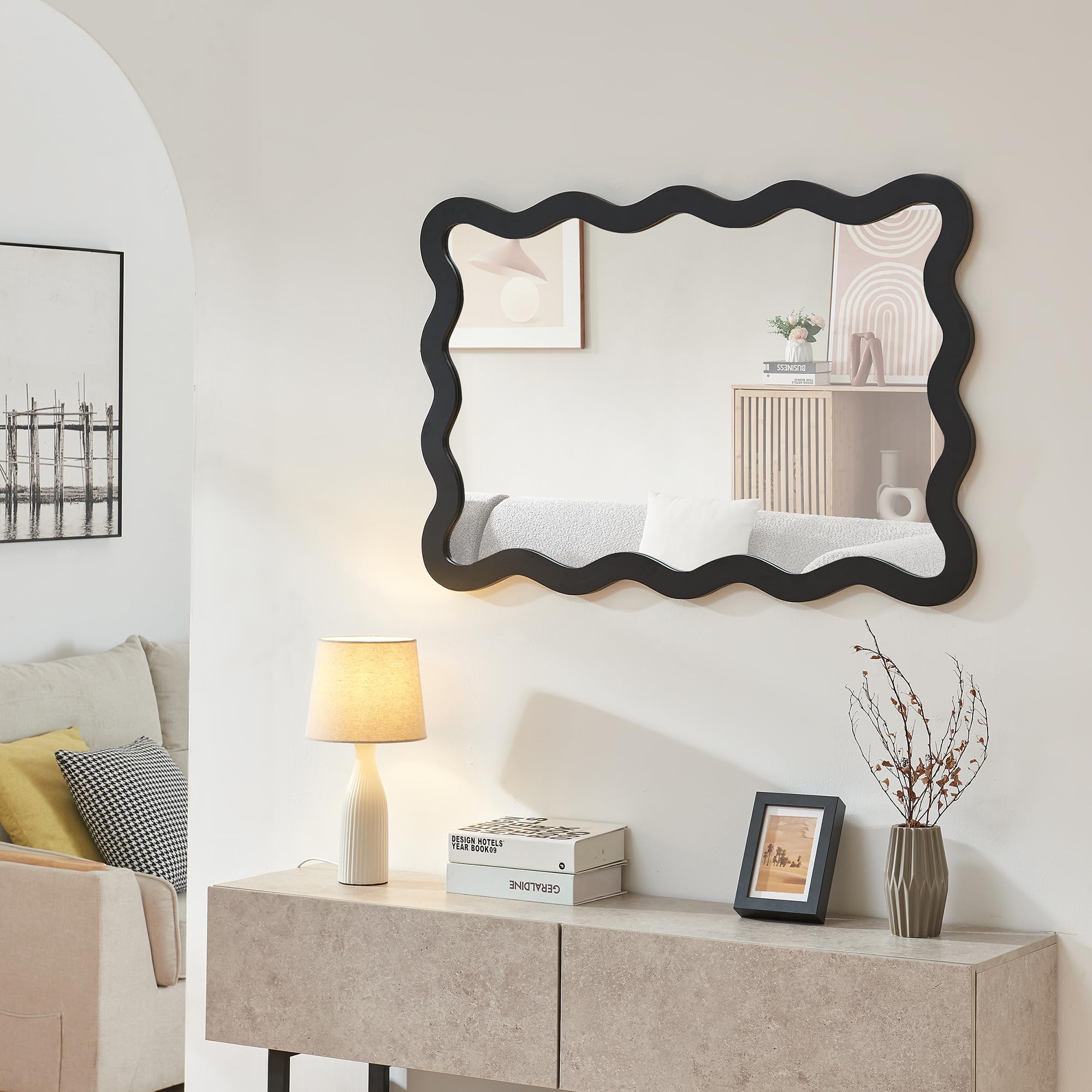 [en.casa] Wandspiegel Koster Spiegel hängend mit Rahmen in Wellenform 90 x 60 cm Hängespiegel Badspiegel zum Aufhängen Dekoration Flur Schwarz