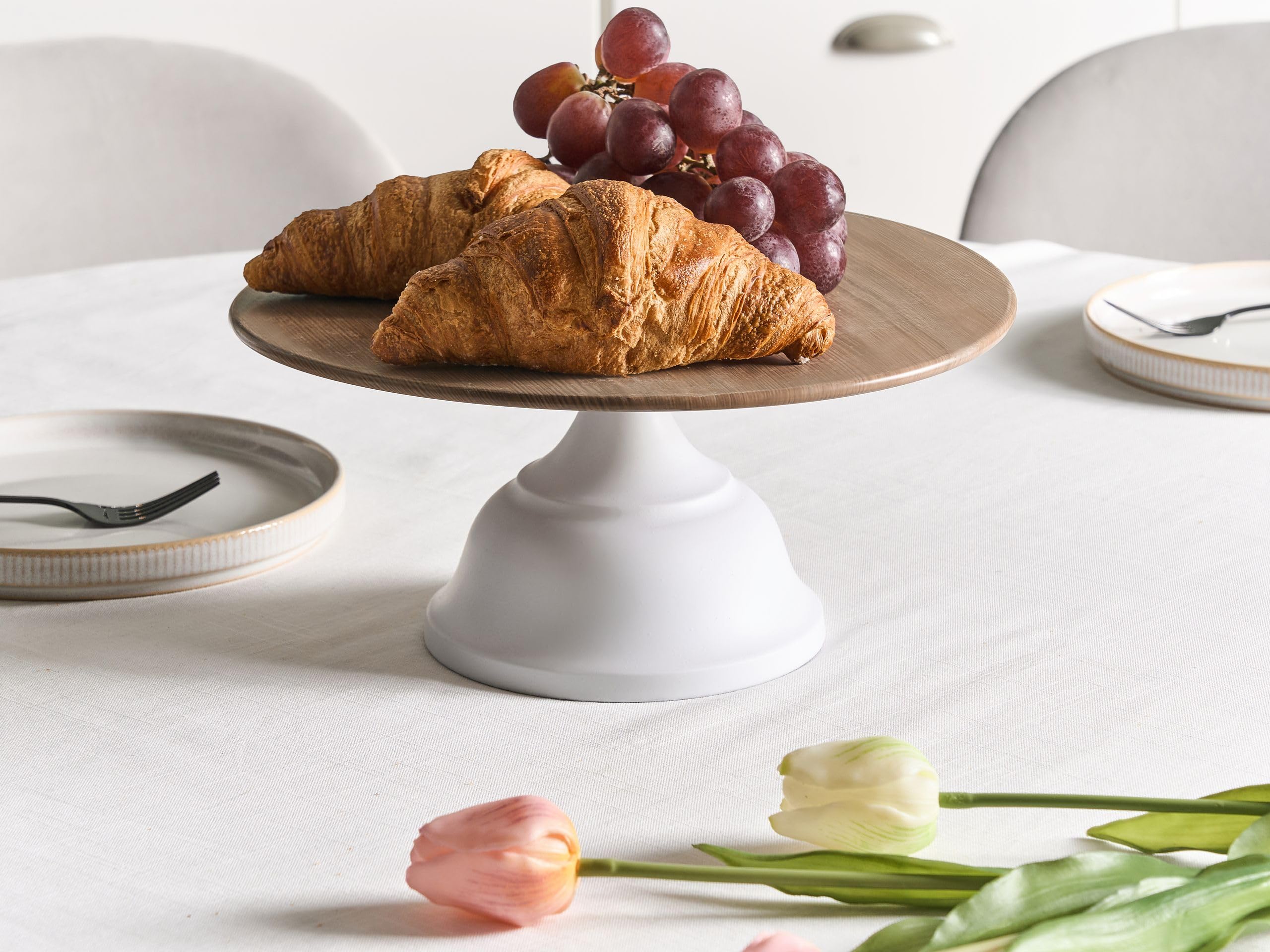 Soporte para tartas decorativo elegante bandeja de pastelería expositor soporte para servir tallado blanco y madera clara Brioche