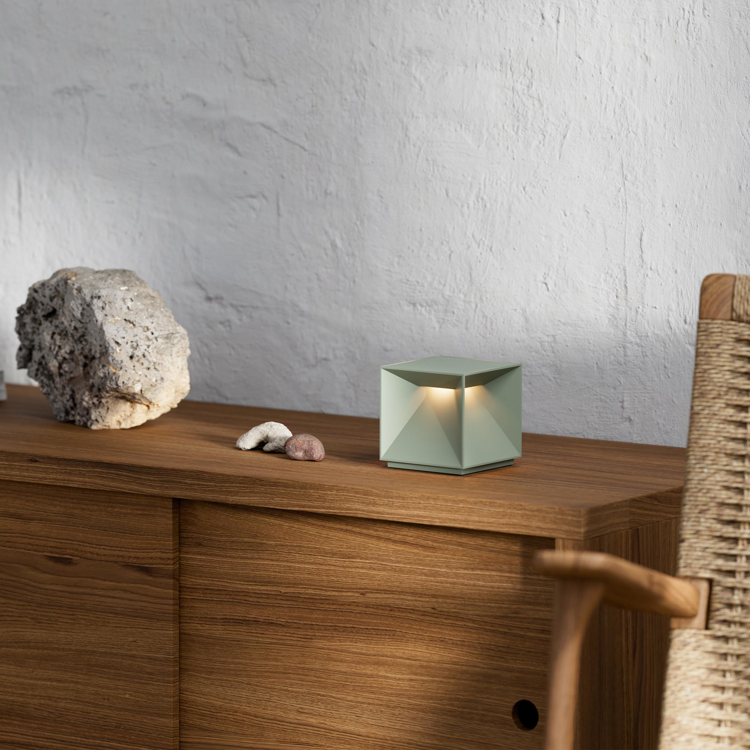 SIGOR Nutalis - Dimmbare würfelförmige LED Akku-Tischlampe Indoor & Outdoor, IP54 spritzwassergeschützt, Höhe 10 cm, aufladbar mit easy-connect puk, 9 h Leuchtdauer, salbeigrün
