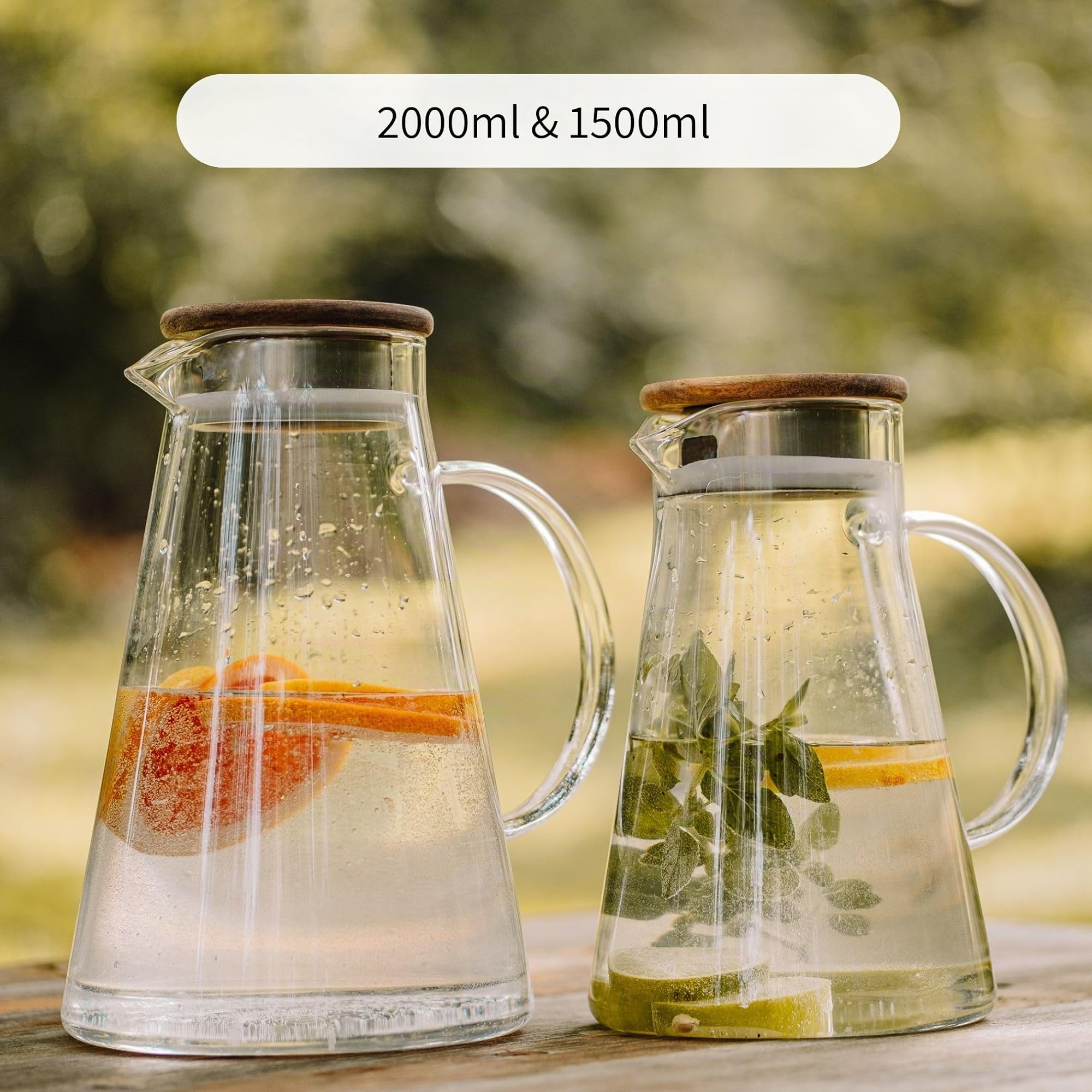 ECONOVO Glaskaraffe mit Deckel 1,5L, Wasserkaraffe mit Sieb, heiß & kalt | Aus Borosilikatglas mit Akazienholzdeckel und Sieb, für Wasser, Saft, Eistee und heiße Getränke, spülmaschinenfest