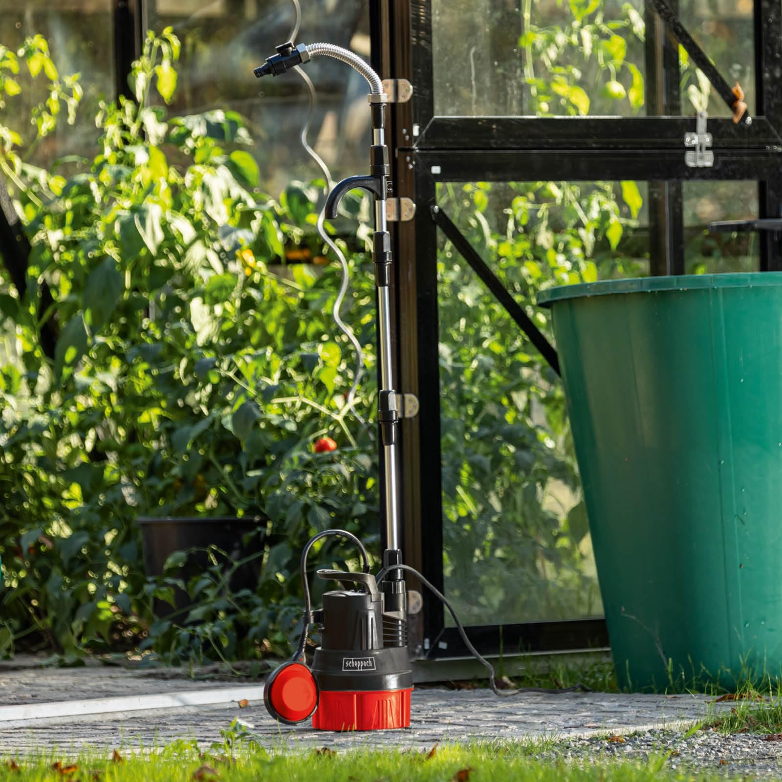 Scheppach Pompe immergée 2 en 1 et collecteur d'eau de pluie RBP350-350W - 5500 L/h - hauteur d'aspiration max 11 m - 35°C max - immersion à 7 m - pression de pompage 1,1 bar