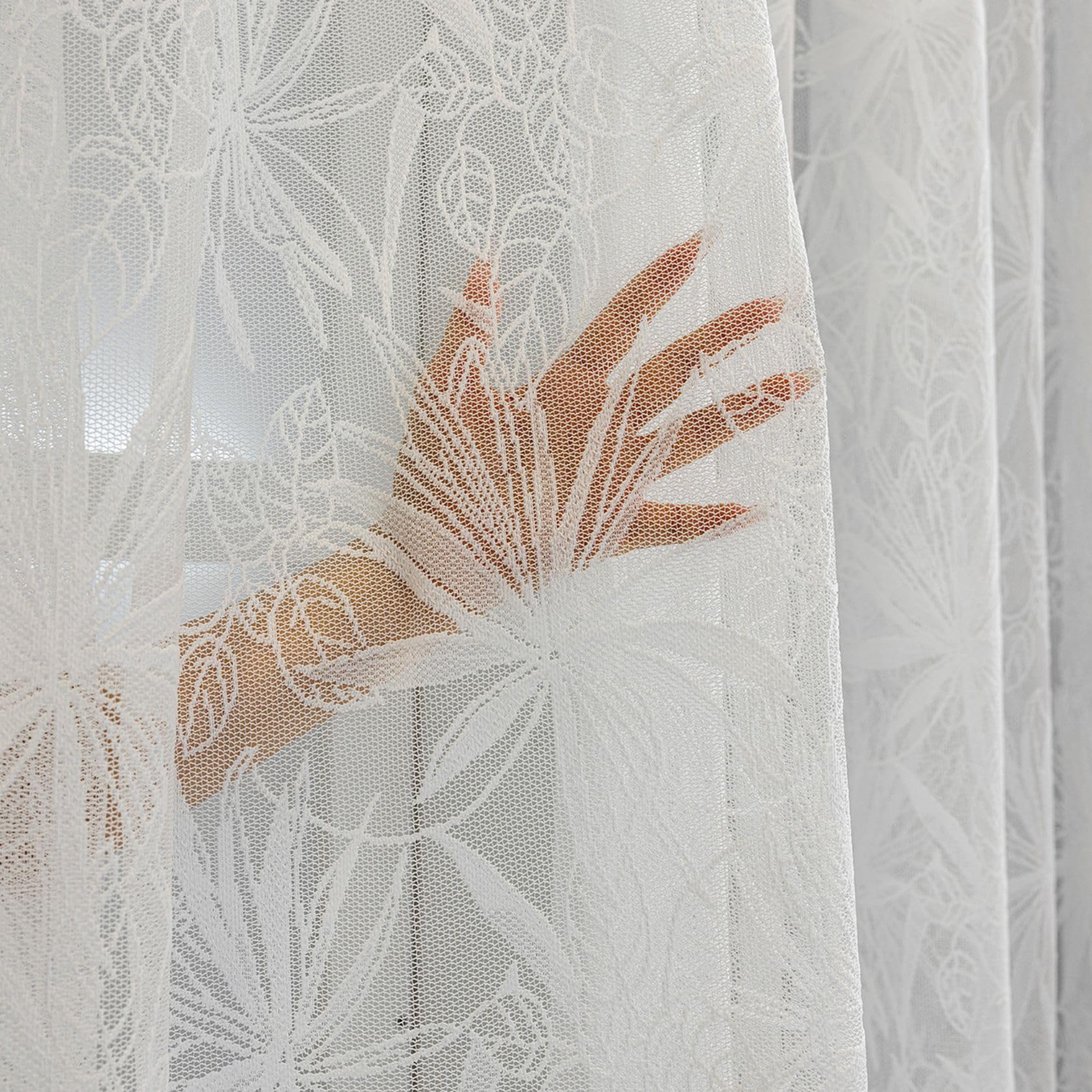 Jacquard Scheibengardine mit zarten Maple Blättermuster halbtransparente weiße Bistrogardine mit Kräuselband für Wohnzimmer & Balkon 1 Stück HxB 145x300cm