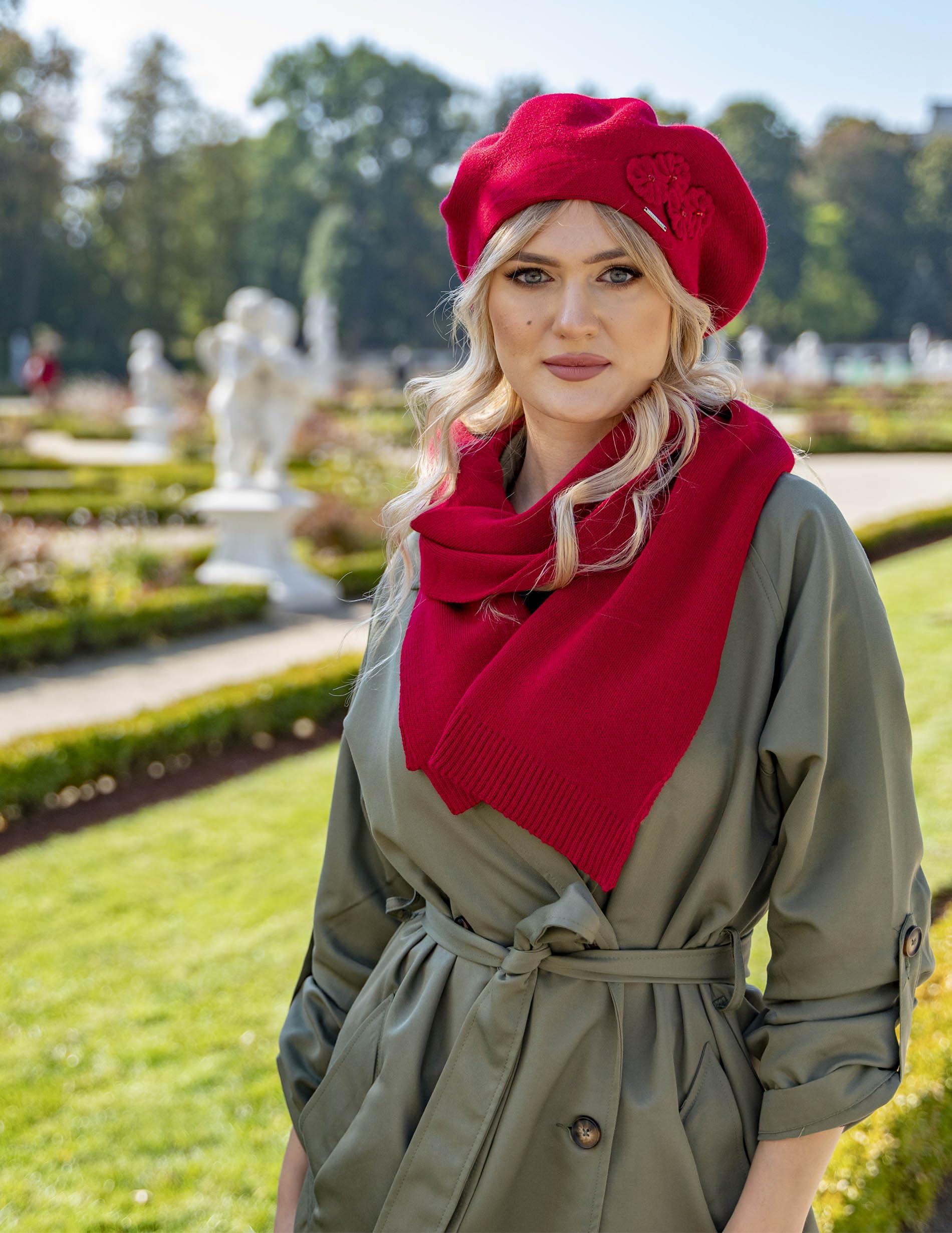 VIVISENCE Femme Le Béret pour L'automne Et l'hiver Élégant Style Classique Ajustement Parfait Orné d'une Application Florale Mélange Chaud De Laine Idéal pour Et Cadeau Élégant 7006