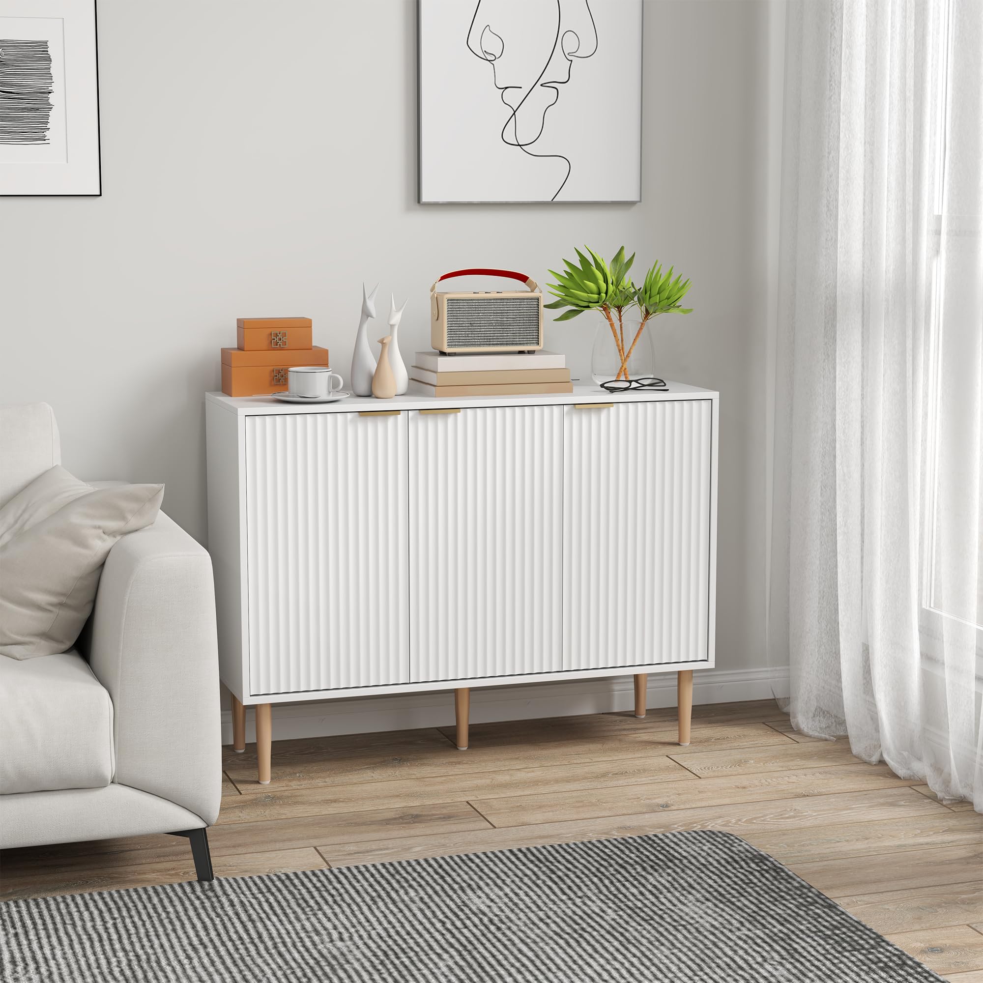 HOMCOM Aparador de 3 Puertas Acanaladas de Salón 107x35x80 cm Blanco | Estante Ajustable, Mueble para TV, Dormitorio, Sala de Estar