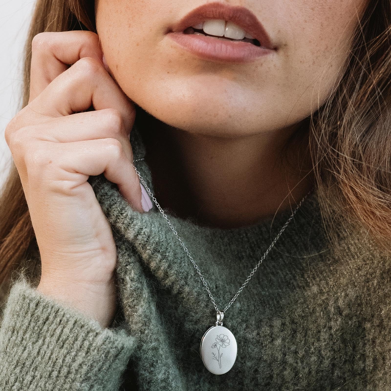 Amoonìc Damen Medaillon mit Geburtsblume oval Silber 925 / Gold vergoldet | Kette zum Öffnen für Bilder personalisiert mit Geburtsblumen Gravur, Geschenk Geburtstag