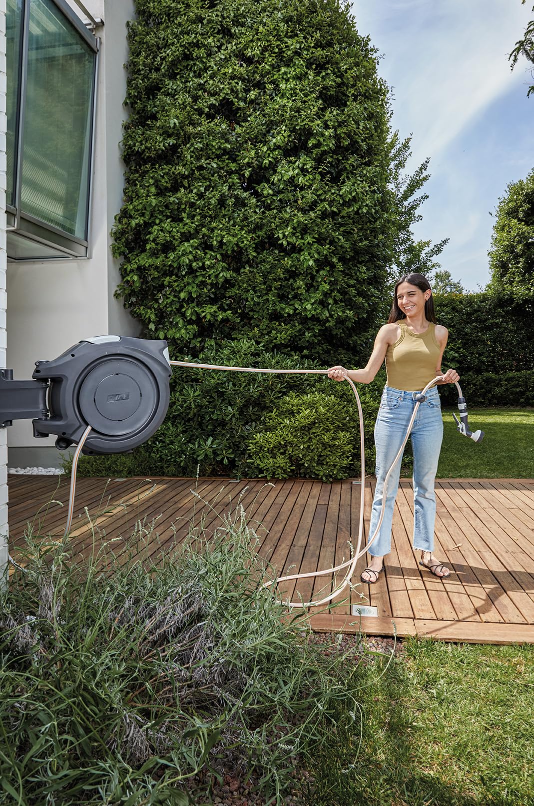 G.F. SRL, REWALL Globo Avvolgitubo Automatico a Parete per l'Irrigazione del Giardino, con 30 Metri di Tubo, Orientabile 180°, con Pistola Irrigazione 8 getti, Prodotto nel Regno Unito, Grigio Scuro