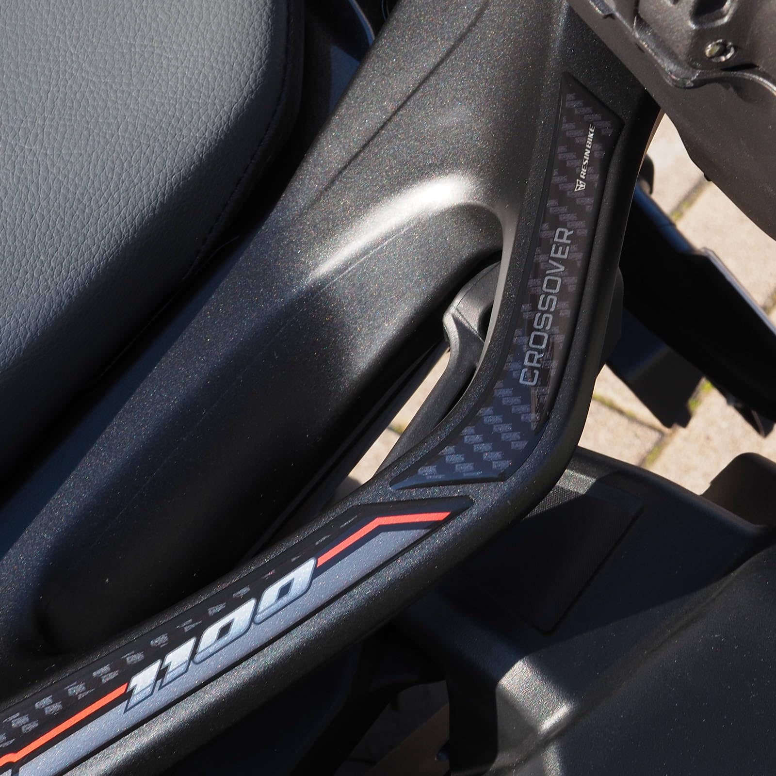 Resin Bike Naklejki Moto kompatybilne z Honda NT 1100 2025-2026. Chronią uchwyty paska przed uderzeniami i zadrapaniami. Naklejki żywiczne z efektem 3D - wyprodukowane we Włoszech