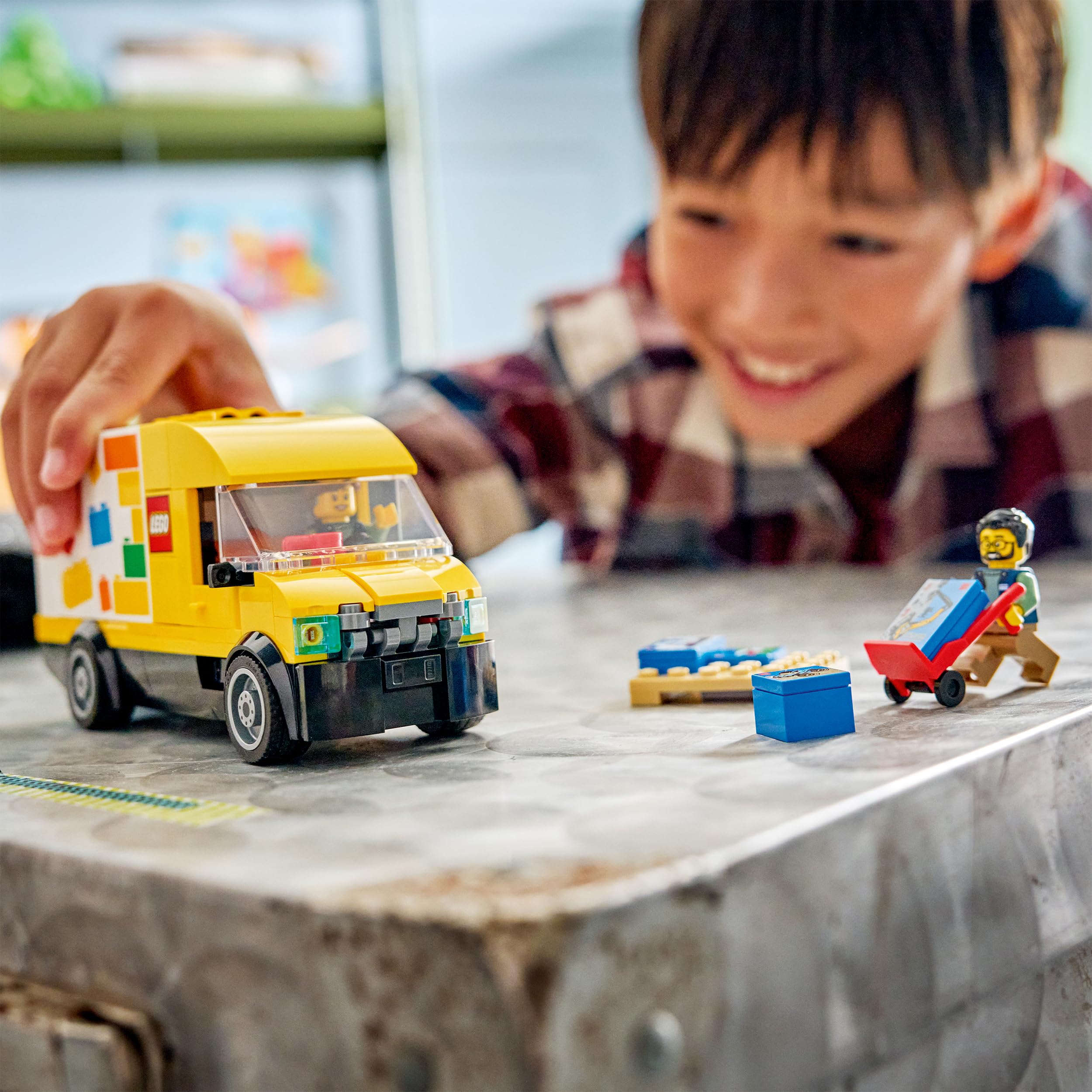 LEGO City Camión LEGO de Juguete - Maqueta de Furgoneta de Reparto con 2 Minifiguras, Carretilla, Palé y Cajas - Regalo de Cumpleaños para Niños de 6+ Años - 60500