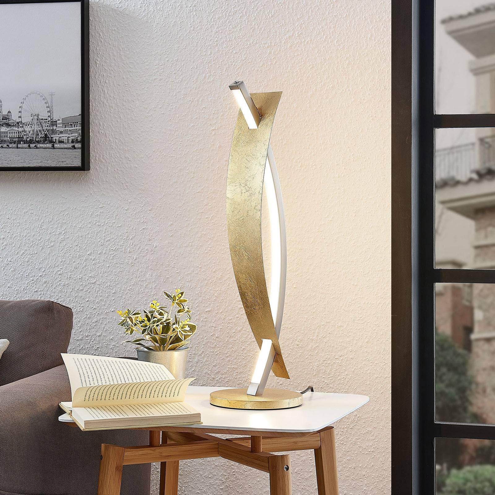 LED Lámpara de mesa 'Marija' (Moderno) en Dorado hecho de Metal e.o. para Salón & Comedor (1 llama,) de Lucande | lámpara de mesa LED