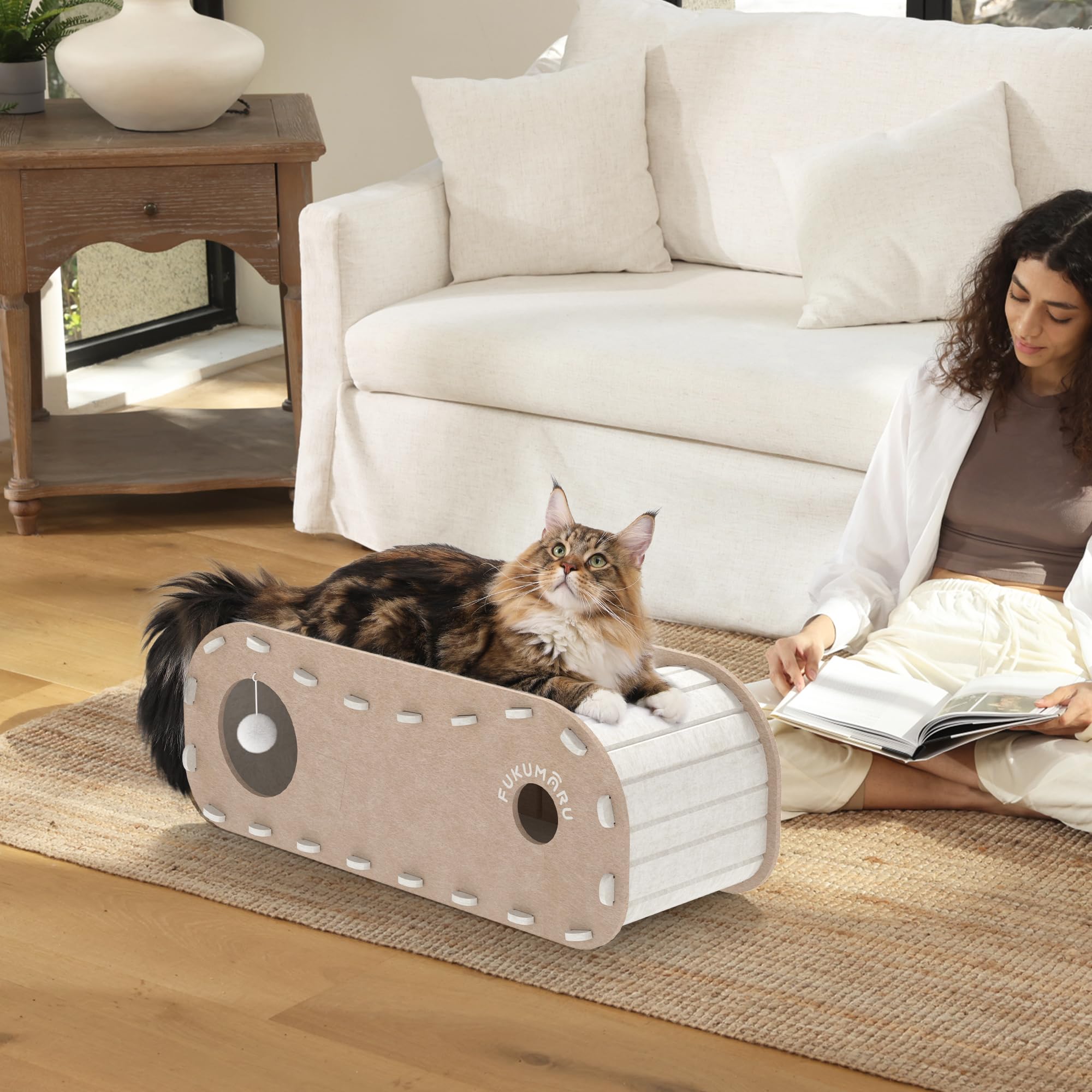 FUKUMARU Lit pour Chat d'intérieur, Grotte Extra Large pour Chat 80 cm Maison Confortable avec Boule Moelleuse à Suspendre, Lit cachette en Feutre résistant aux Rayures, Tunnel félin, Beige